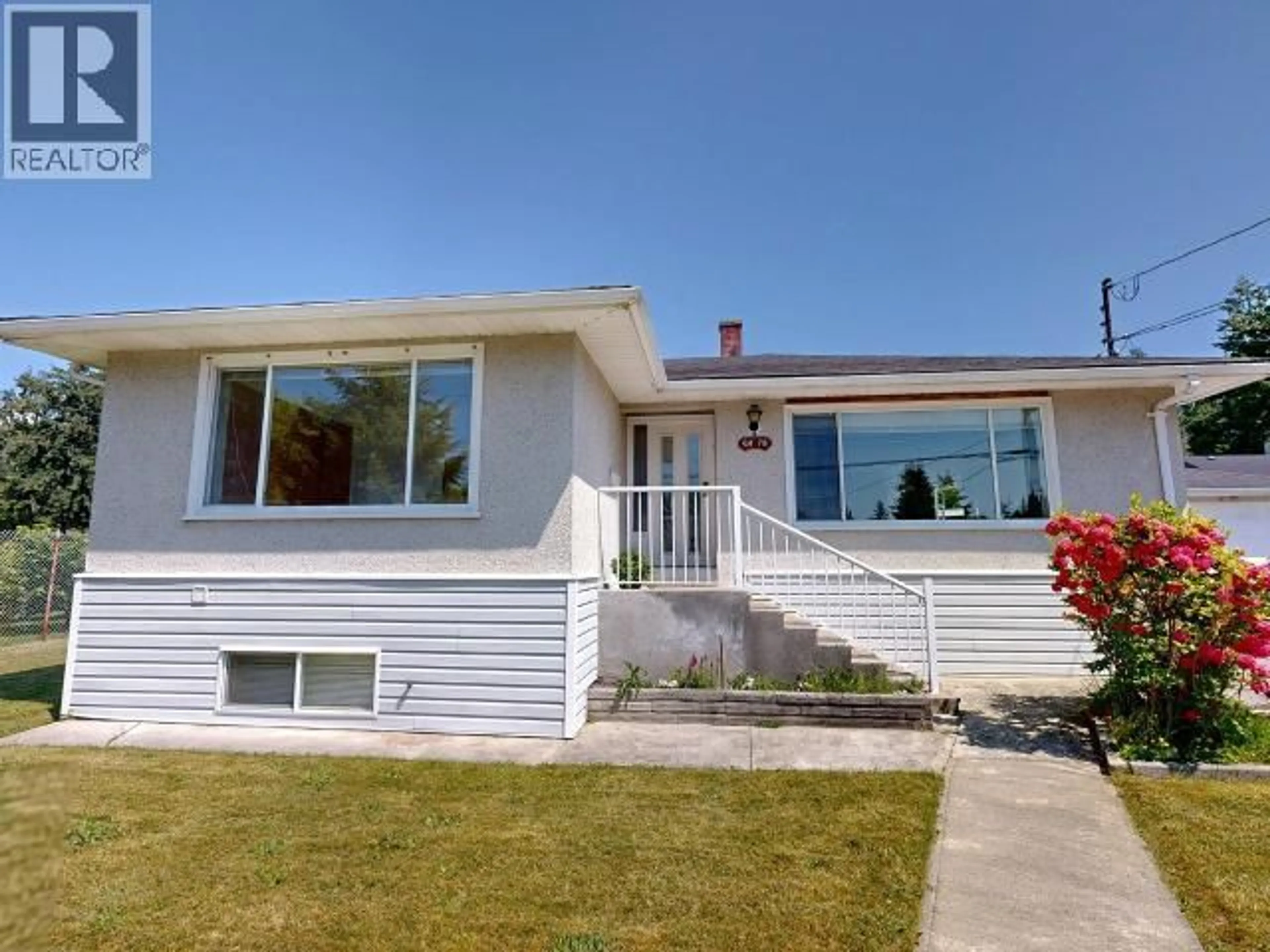 Home with vinyl exterior material, street for 6478 SUTHERLAND AVE, Powell River British Columbia V8A4W4