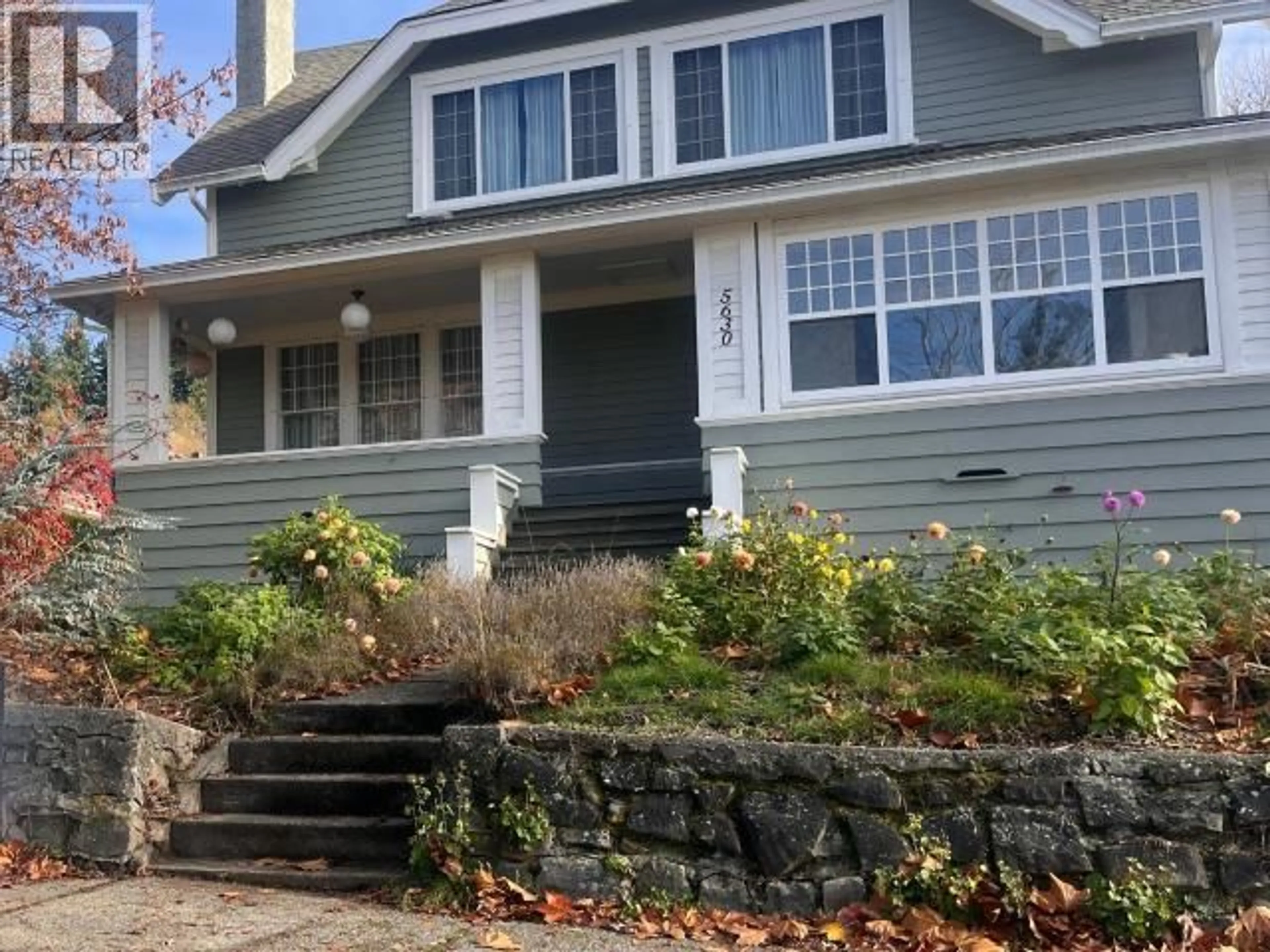 Home with vinyl exterior material, street for 5630 MARINE AVE, Powell River British Columbia V8A2M3