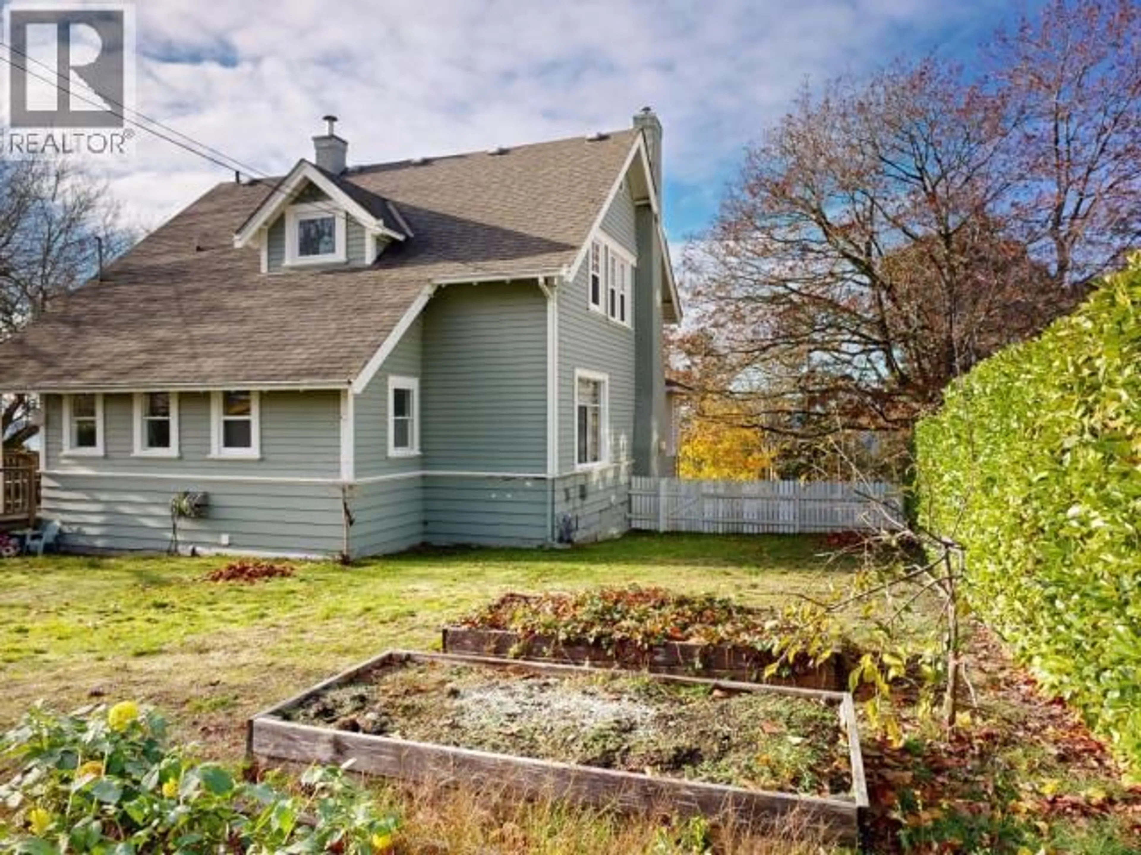 Home with vinyl exterior material, street for 5630 MARINE AVE, Powell River British Columbia V8A2M3