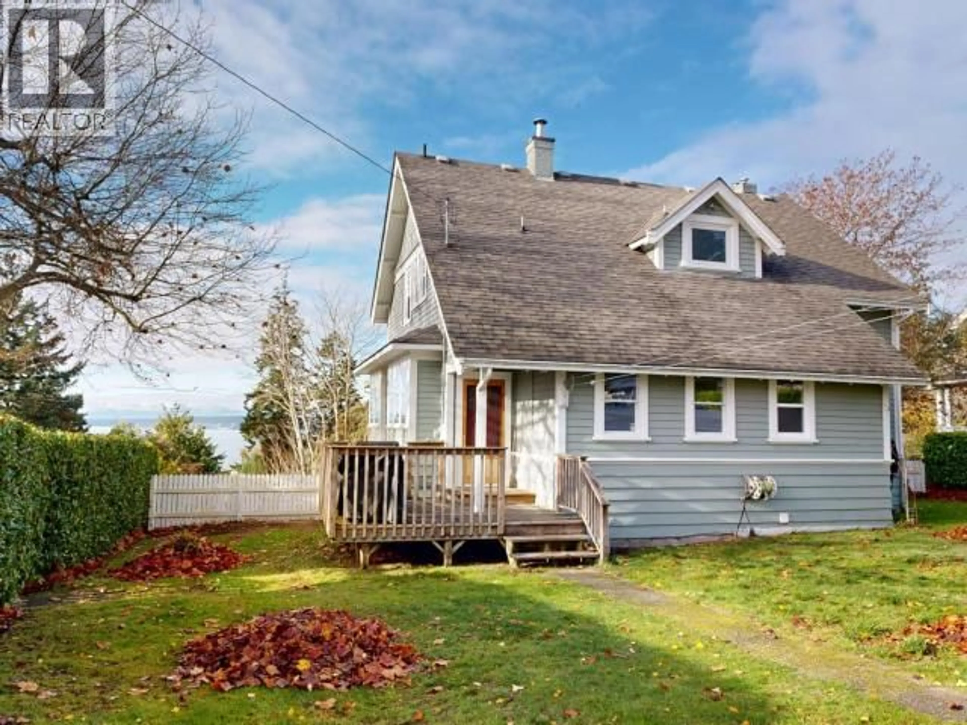 Home with vinyl exterior material, street for 5630 MARINE AVE, Powell River British Columbia V8A2M3