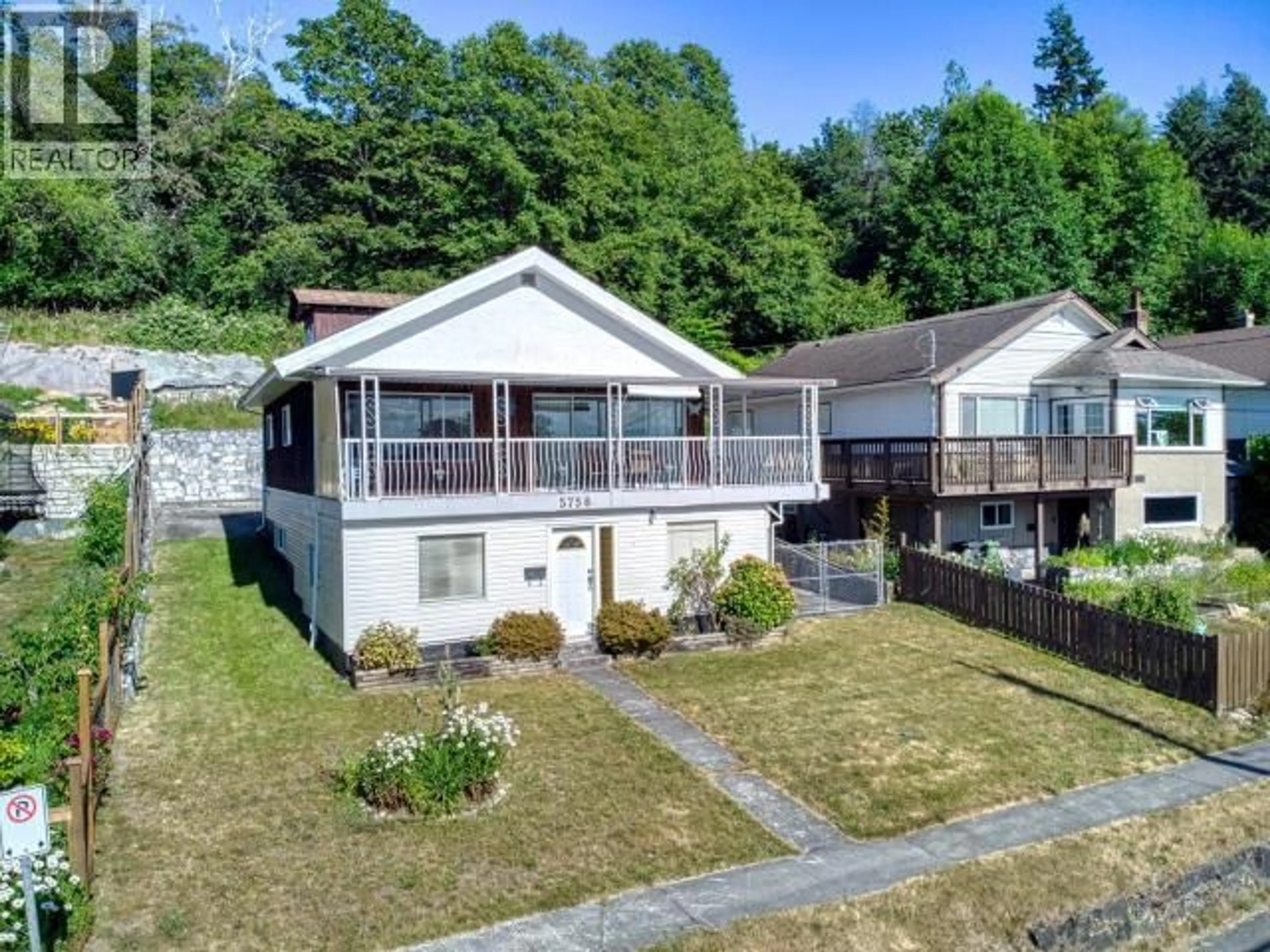 A pic from outside/outdoor area/front of a property/back of a property/a pic from drone, unknown for 5756 WILLOW AVE, Powell River British Columbia V8A4P7