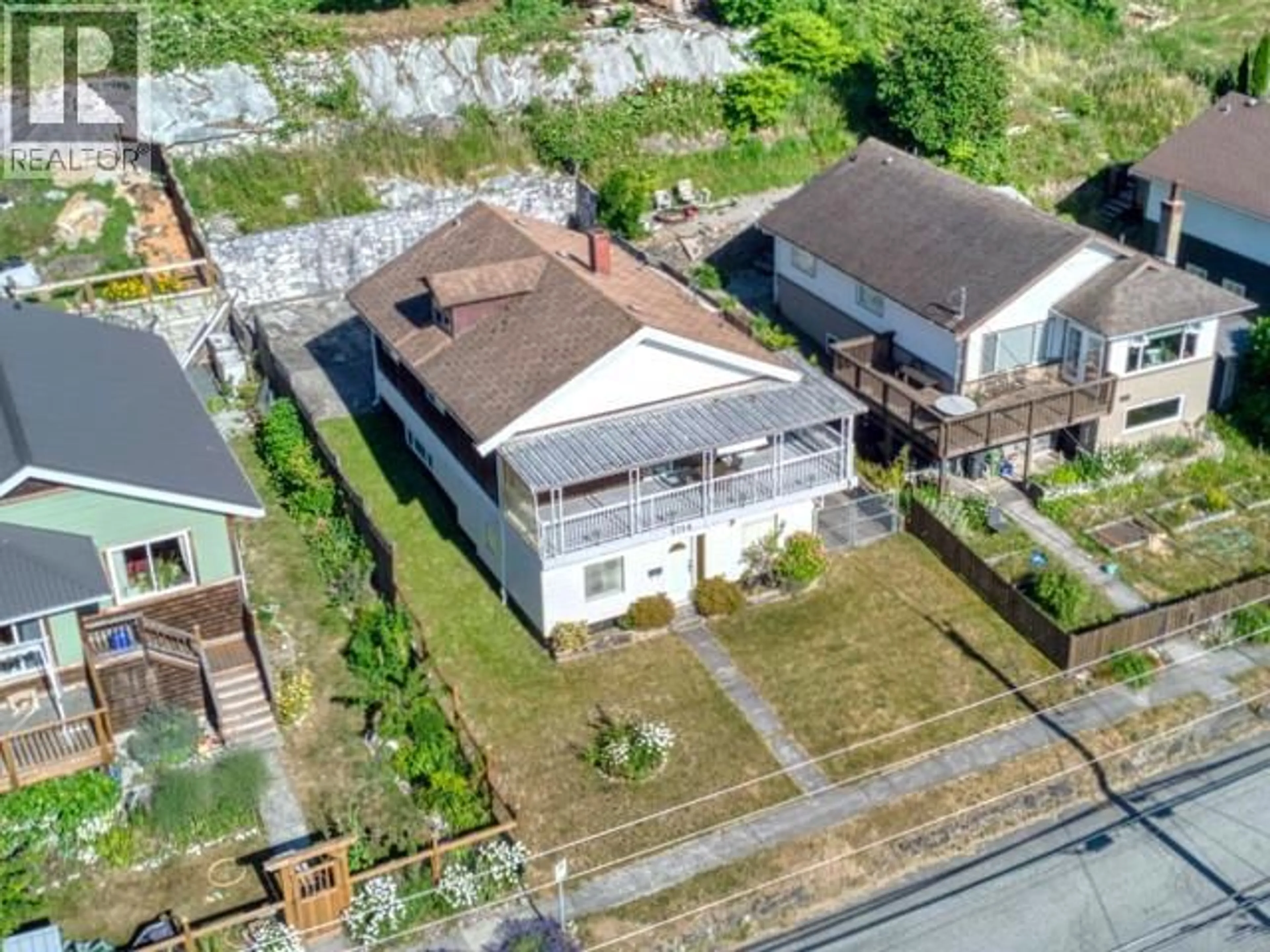 A pic from outside/outdoor area/front of a property/back of a property/a pic from drone, street for 5756 WILLOW AVE, Powell River British Columbia V8A4P7