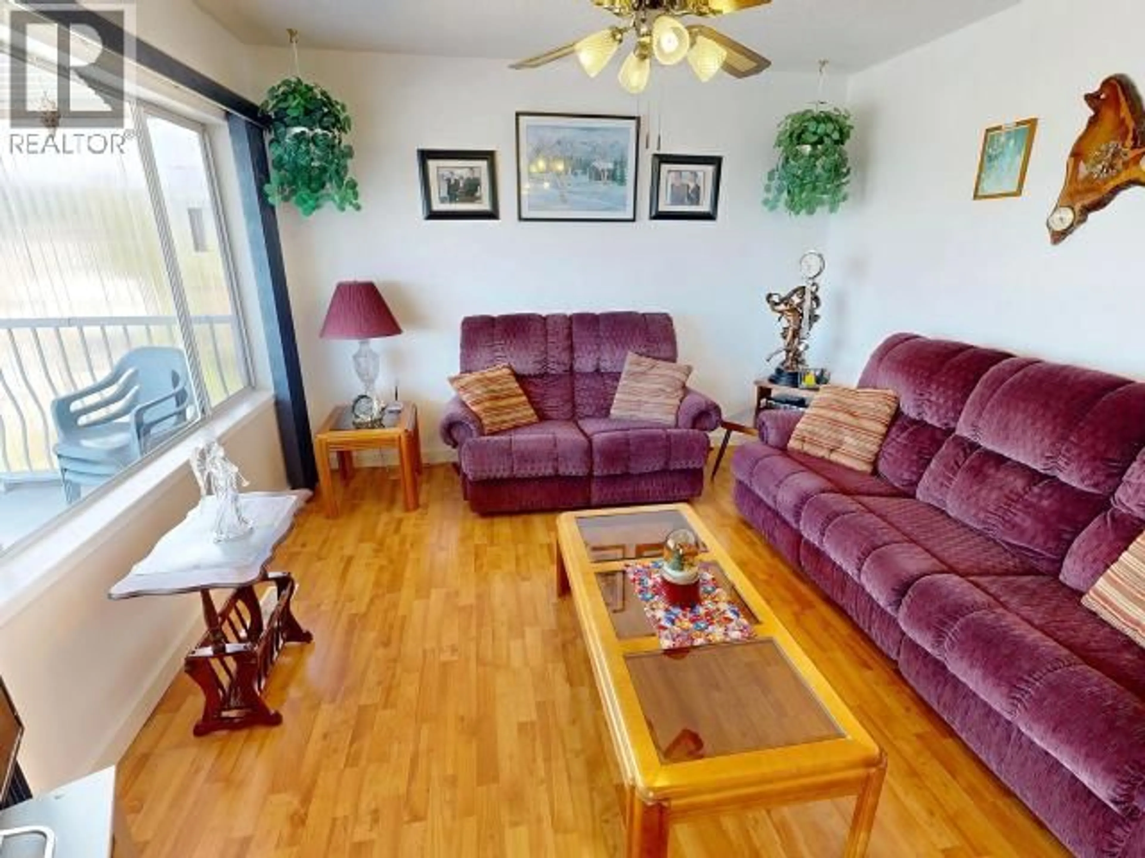 Living room with furniture, wood/laminate floor for 5756 WILLOW AVE, Powell River British Columbia V8A4P7
