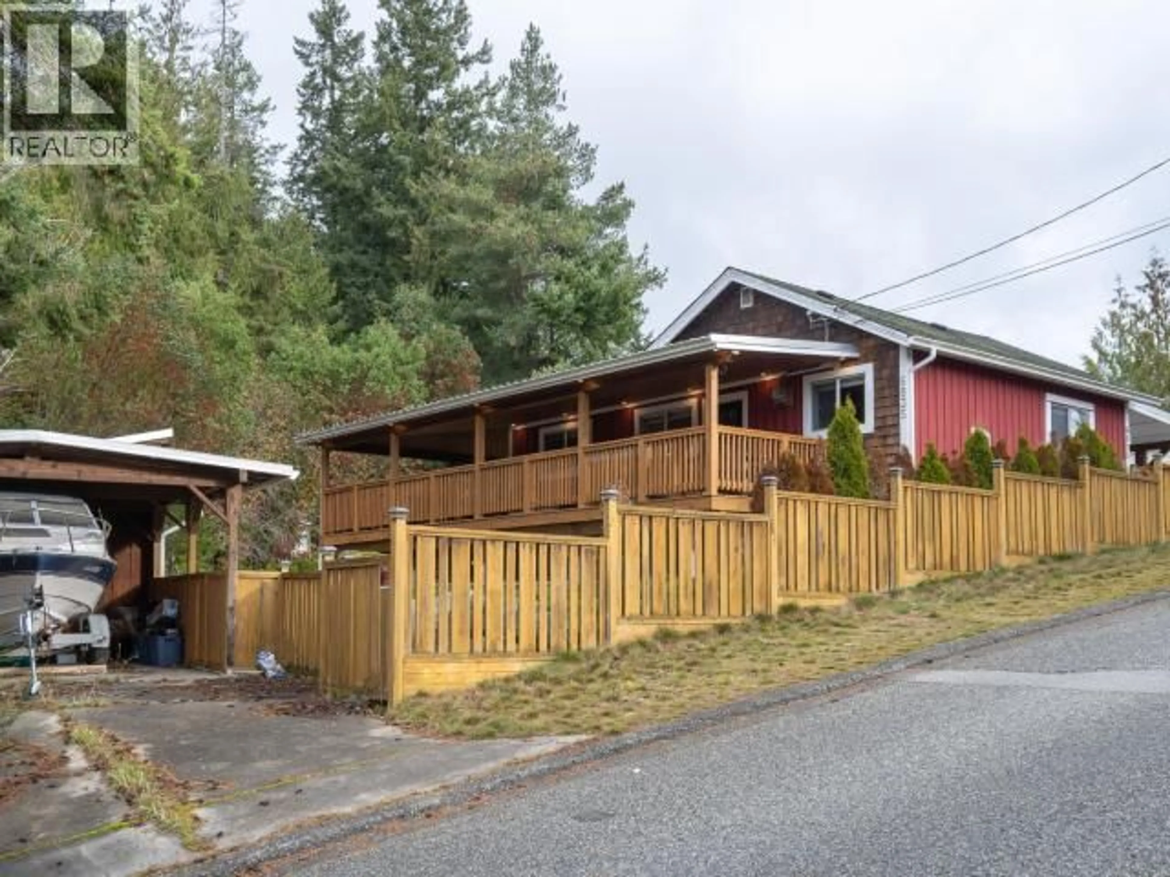 A pic from outside/outdoor area/front of a property/back of a property/a pic from drone, street for 6835 DRAKE STREET, Powell River British Columbia V8A3Y2