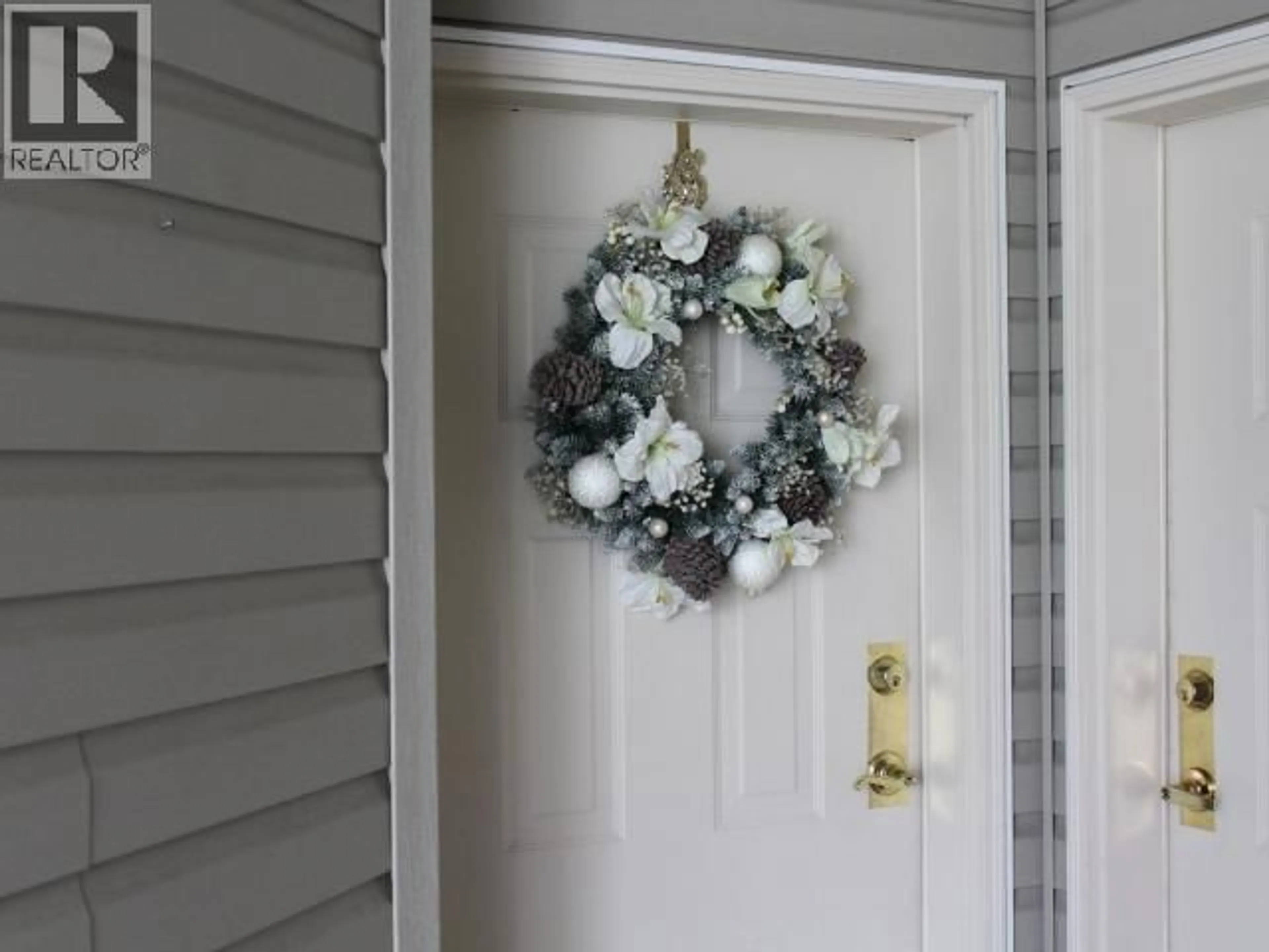 Indoor entryway for 302 - 6900 BURNABY STREET, Powell River British Columbia V8A1Y9