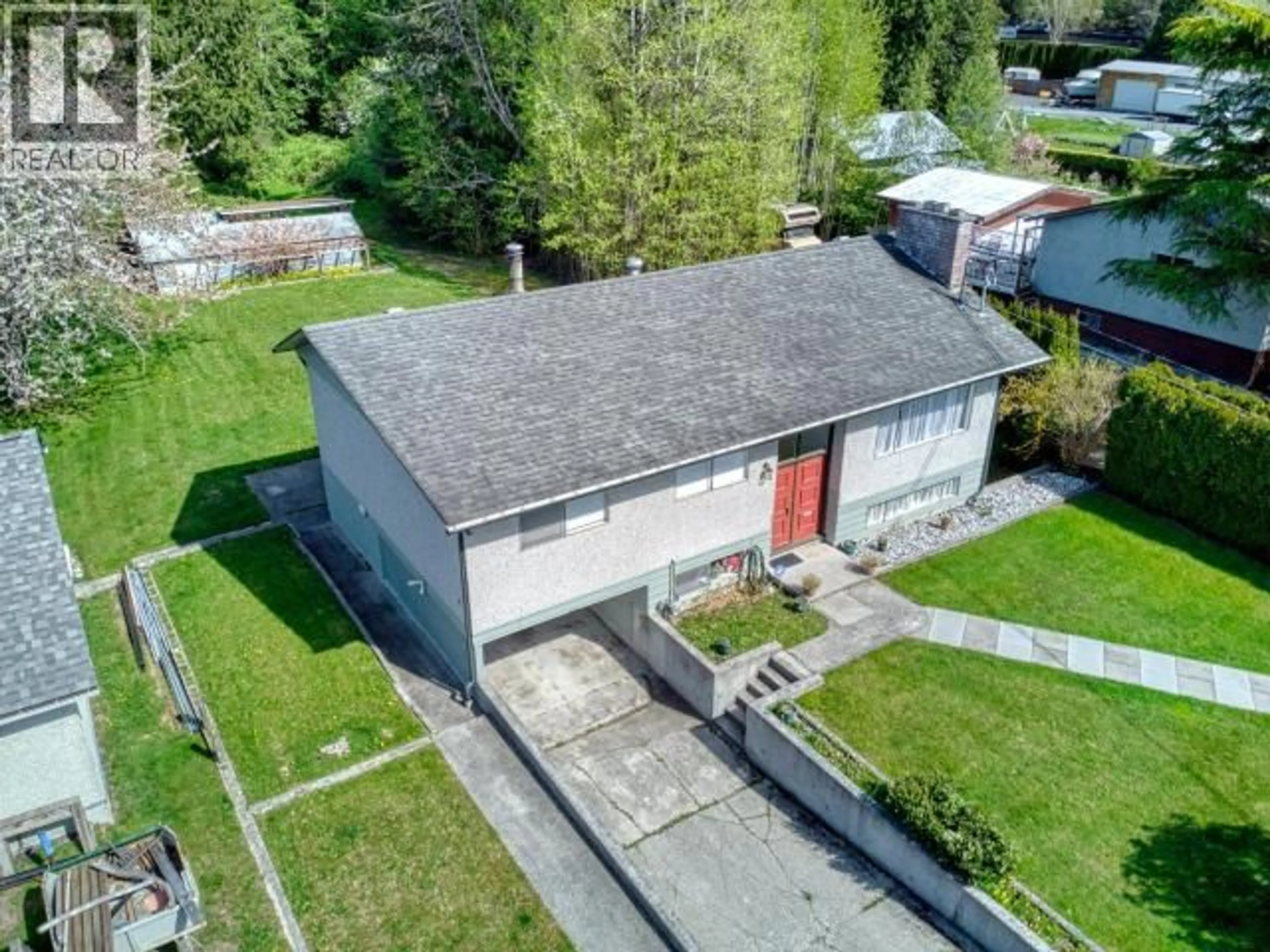 A pic from outside/outdoor area/front of a property/back of a property/a pic from drone, building for 5044 MANSON AVE, Powell River British Columbia V8A3N9