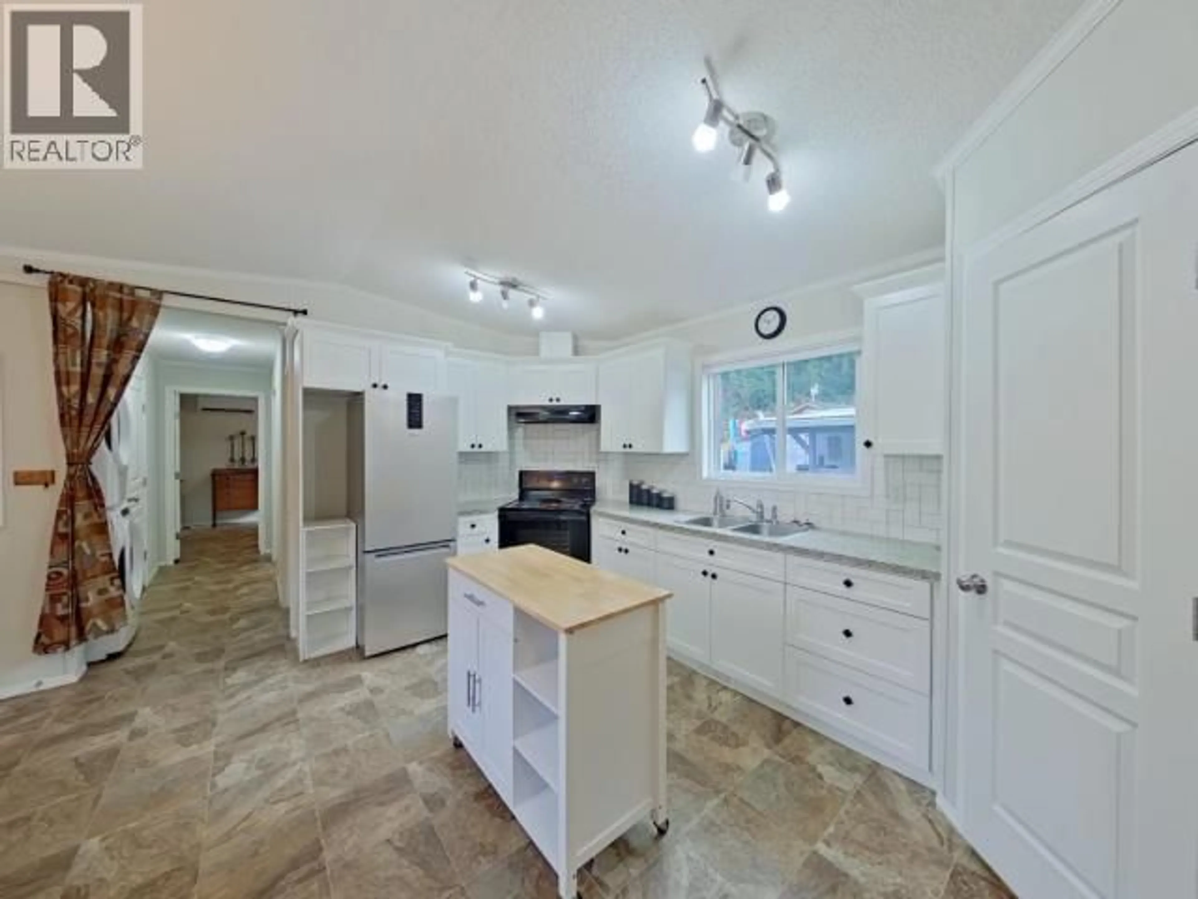 Open concept kitchen, ceramic/tile floor for 15-8425 HIGHWAY 101, Powell River British Columbia