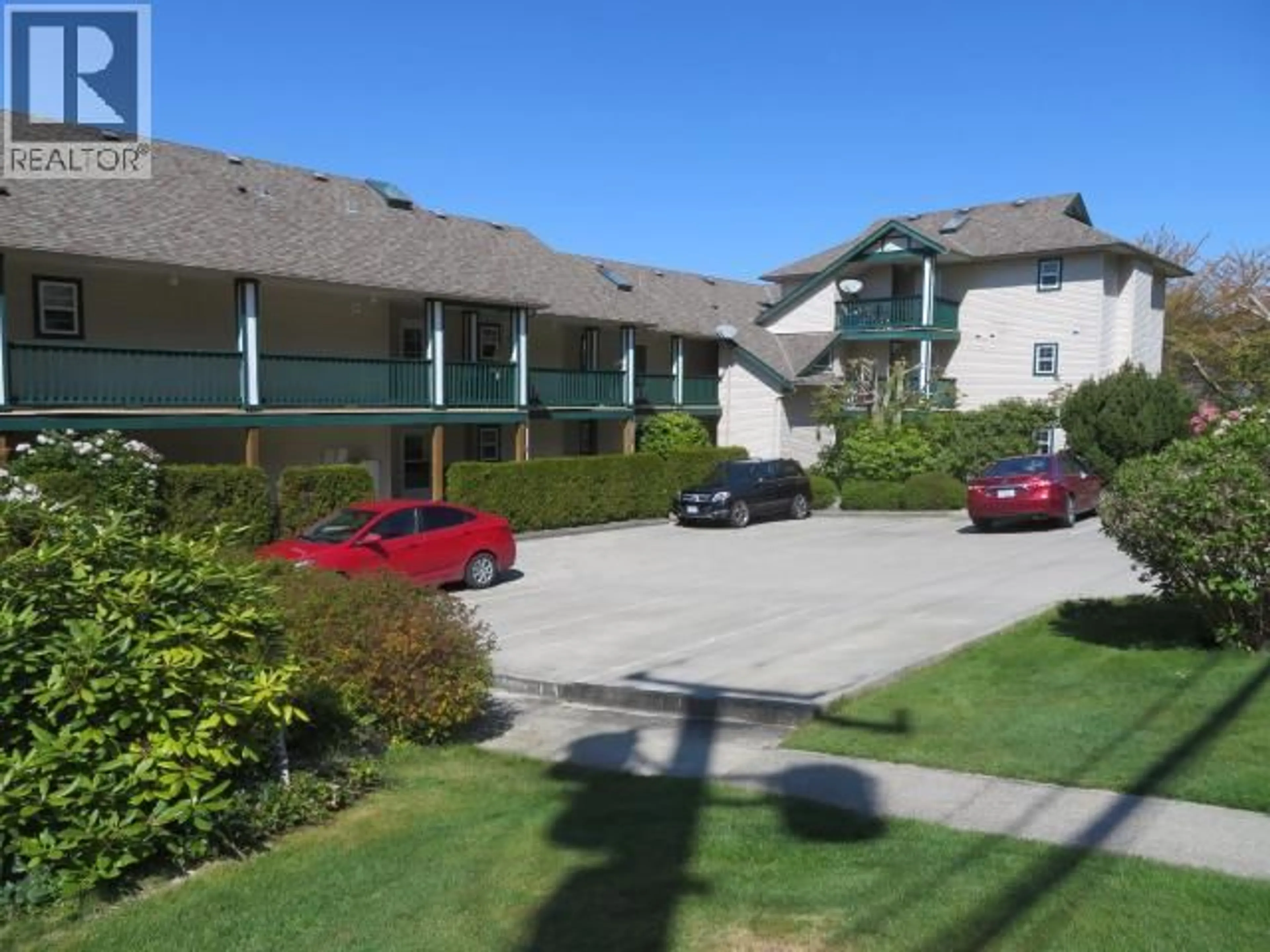 A pic from outside/outdoor area/front of a property/back of a property/a pic from drone, street for 301 - 5701 WILLOW AVE, Powell River British Columbia V8A5S6