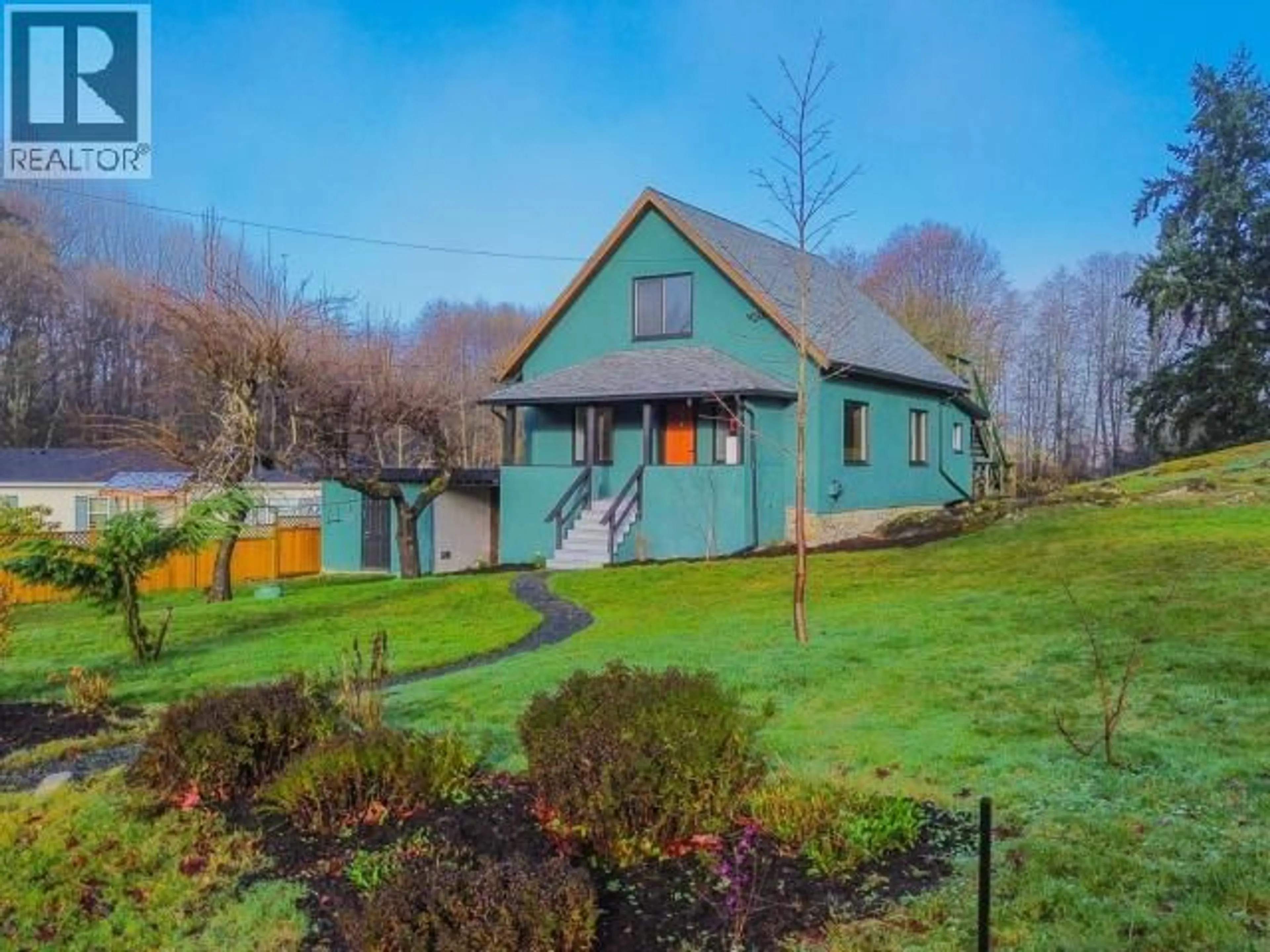 A pic from outside/outdoor area/front of a property/back of a property/a pic from drone, street for 5875 FRASER STREET, Powell River British Columbia V8A4T6