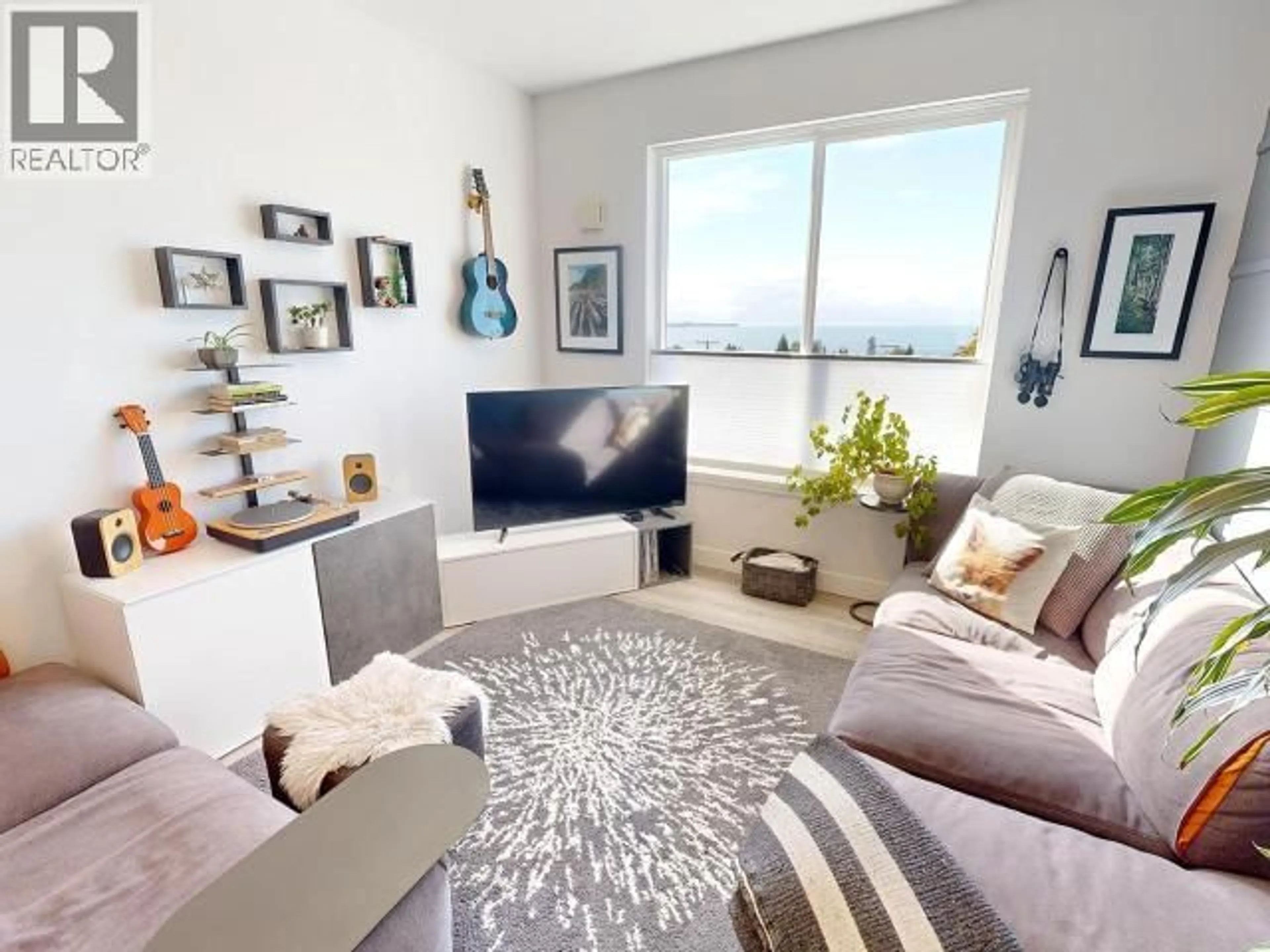 Living room with furniture, unknown for 402 - 7175 DUNCAN STREET, Powell River British Columbia V8A1W3