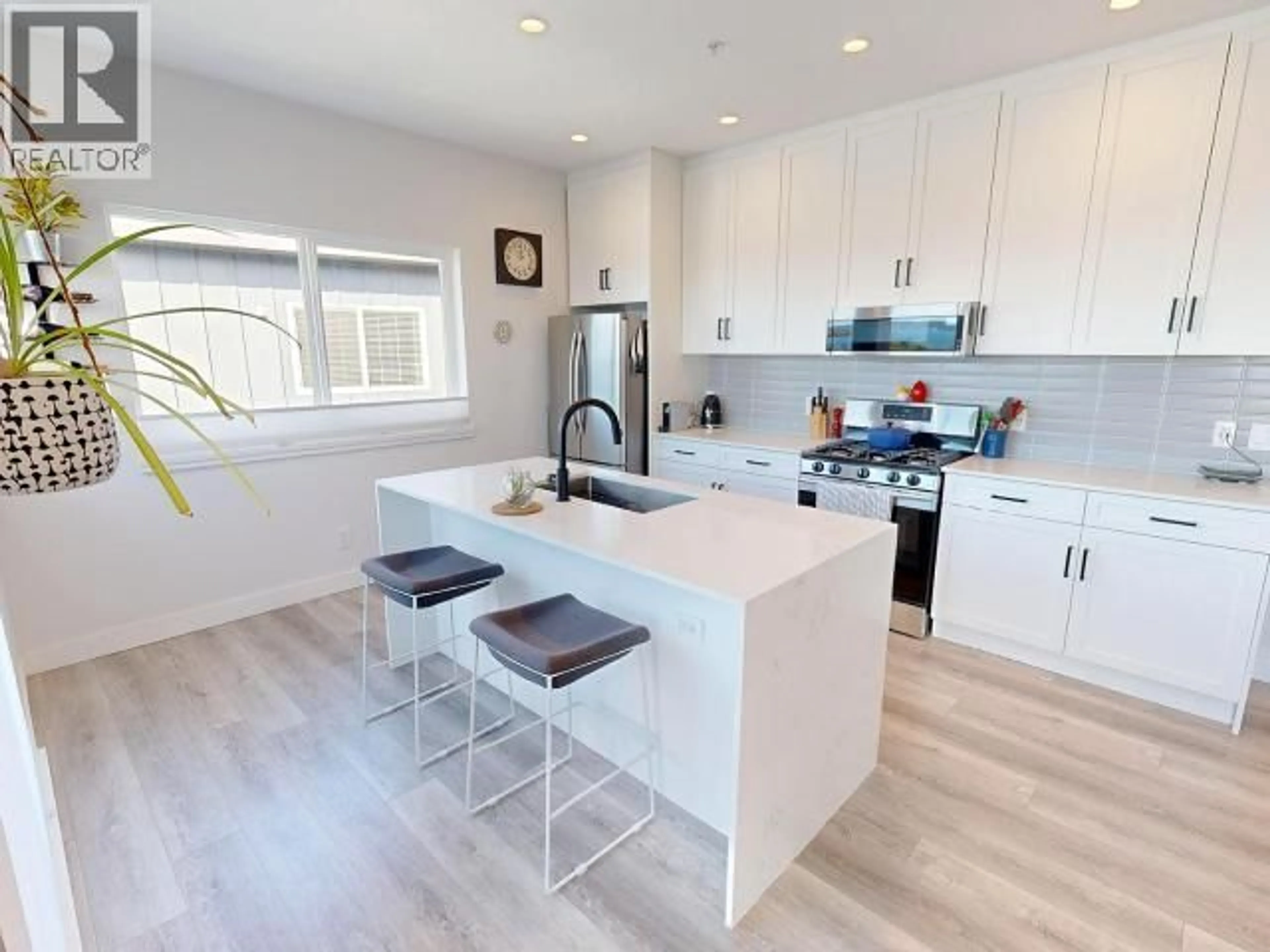 Open concept kitchen, unknown for 402 - 7175 DUNCAN STREET, Powell River British Columbia V8A1W3