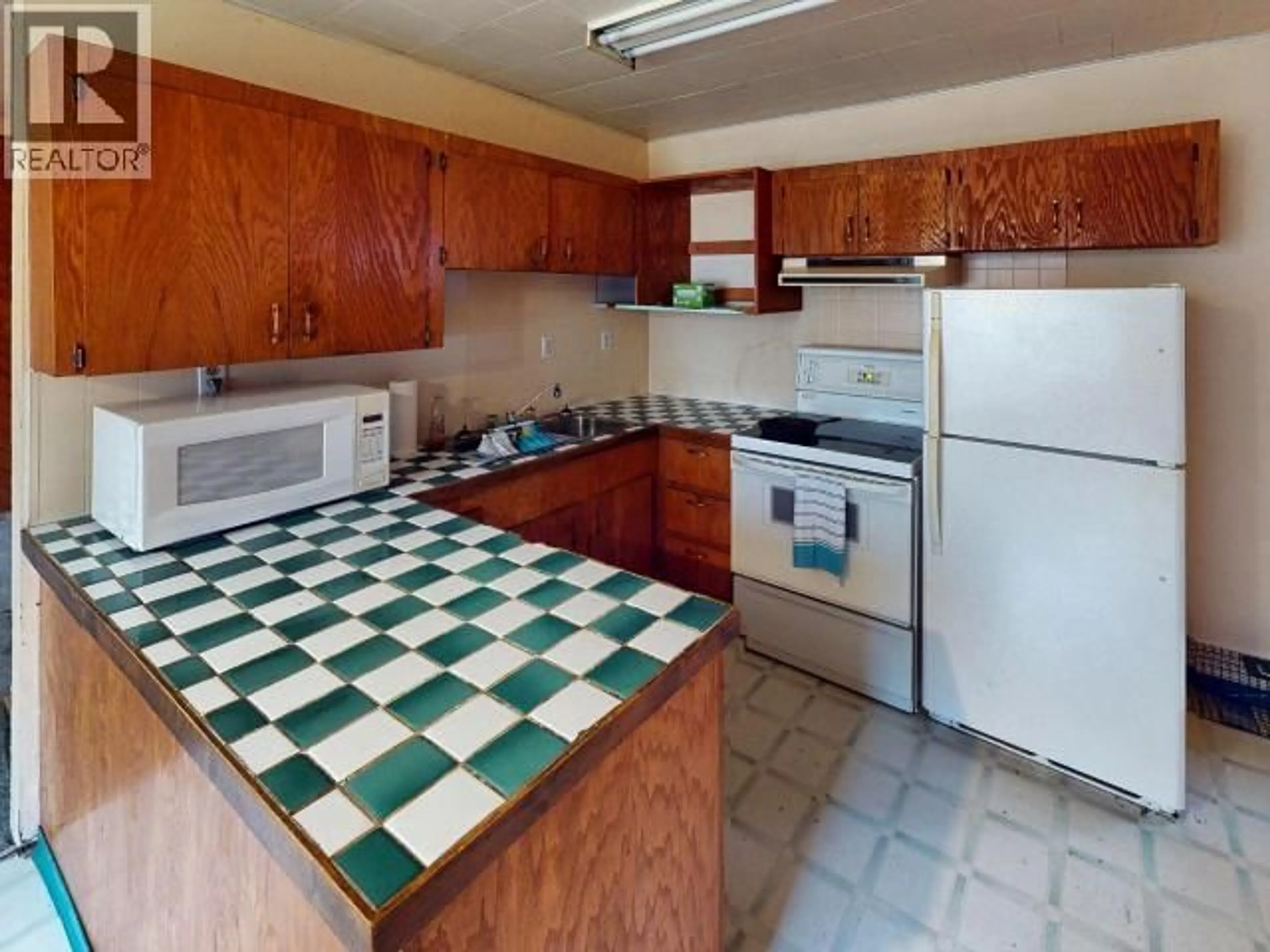 Standard kitchen, ceramic/tile floor for 5162 SELLENTIN STREET, Texada Island British Columbia V0N3K0