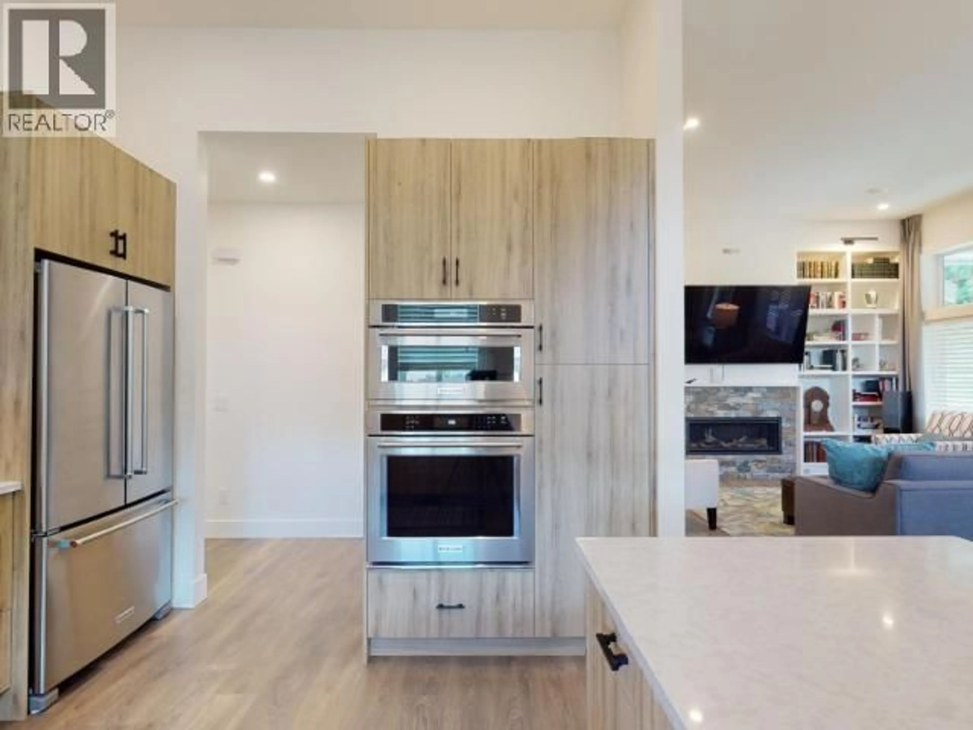 Contemporary kitchen, wood/laminate floor for 4048 SATURNA AVE, Powell River British Columbia