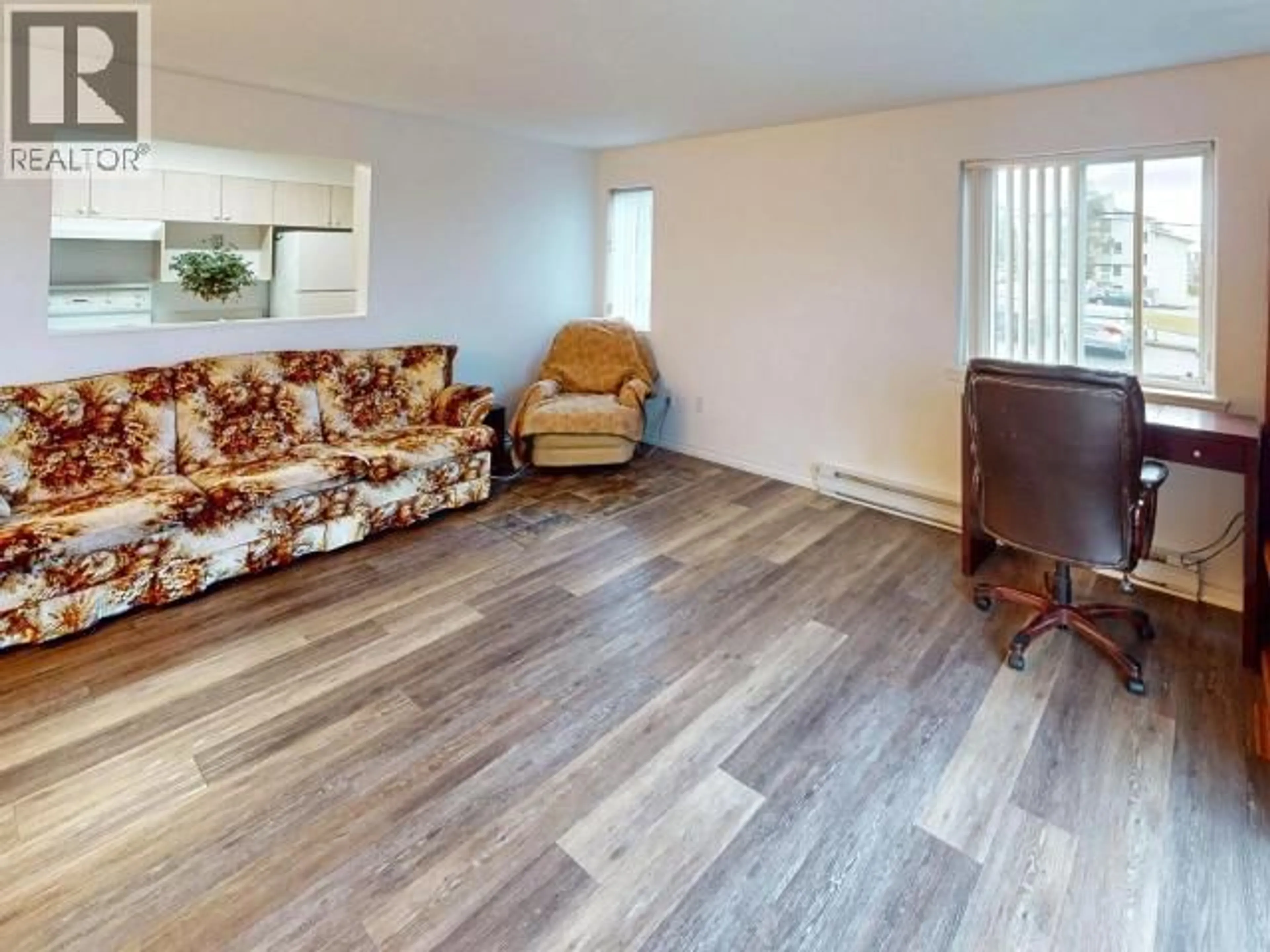 Living room with furniture, wood/laminate floor for 206 - 5701 WILLOW AVE, Powell River British Columbia