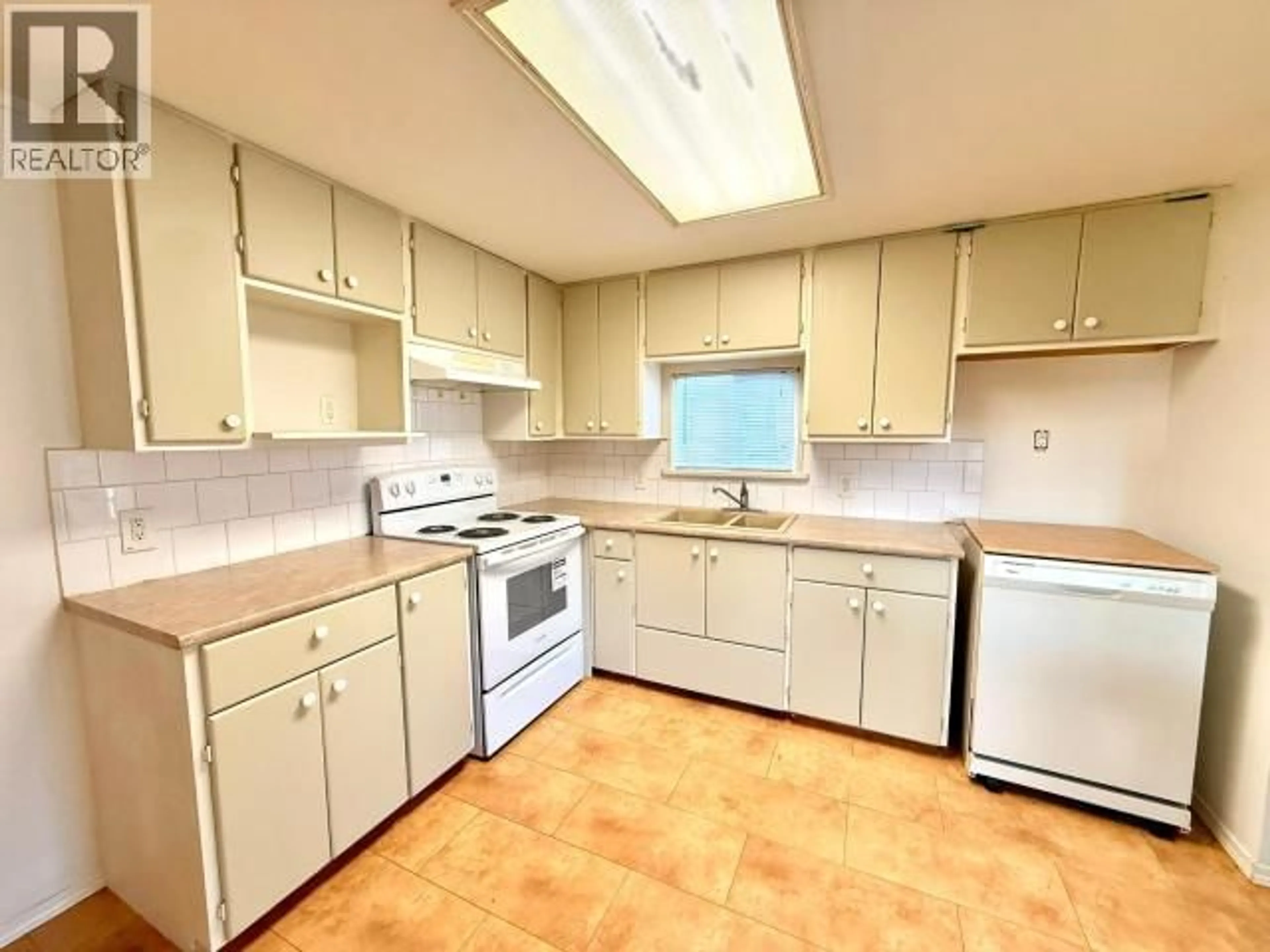Standard kitchen, unknown for 41-7624 DUNCAN STREET, Powell River British Columbia V8A5L2