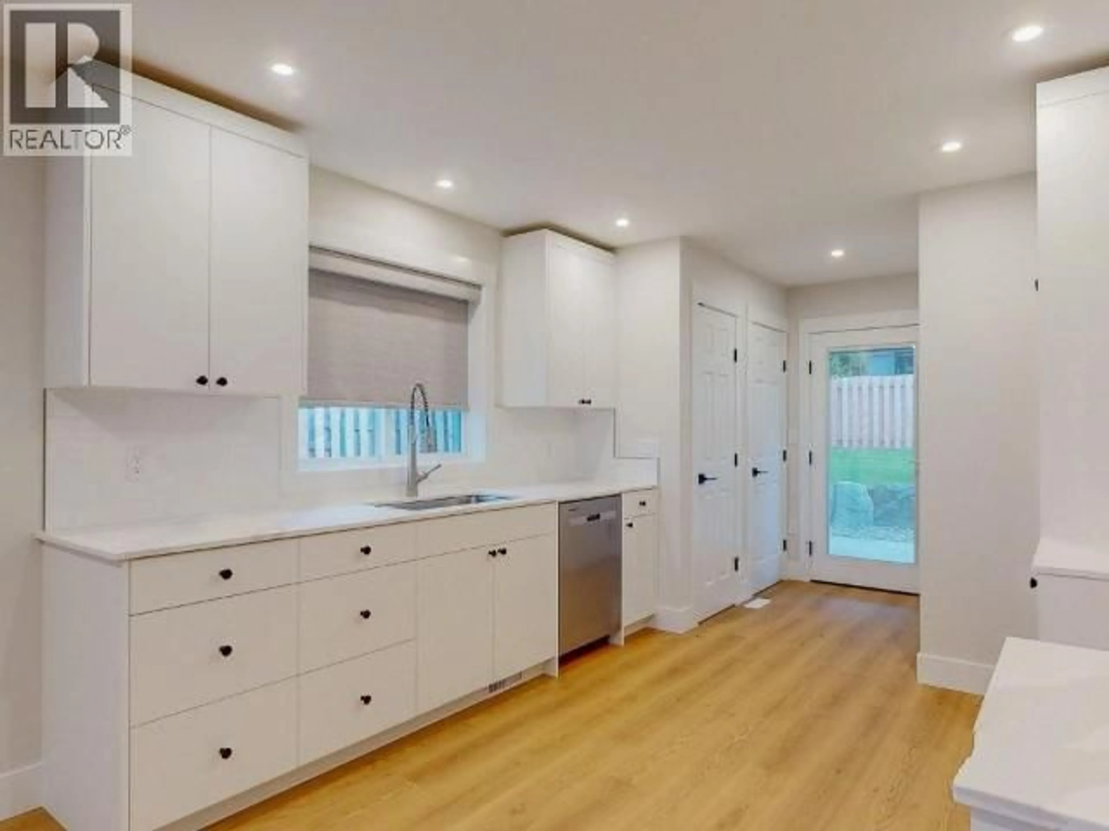 Open concept kitchen, unknown for 4678 COOK AVE, Powell River British Columbia V8A3M3