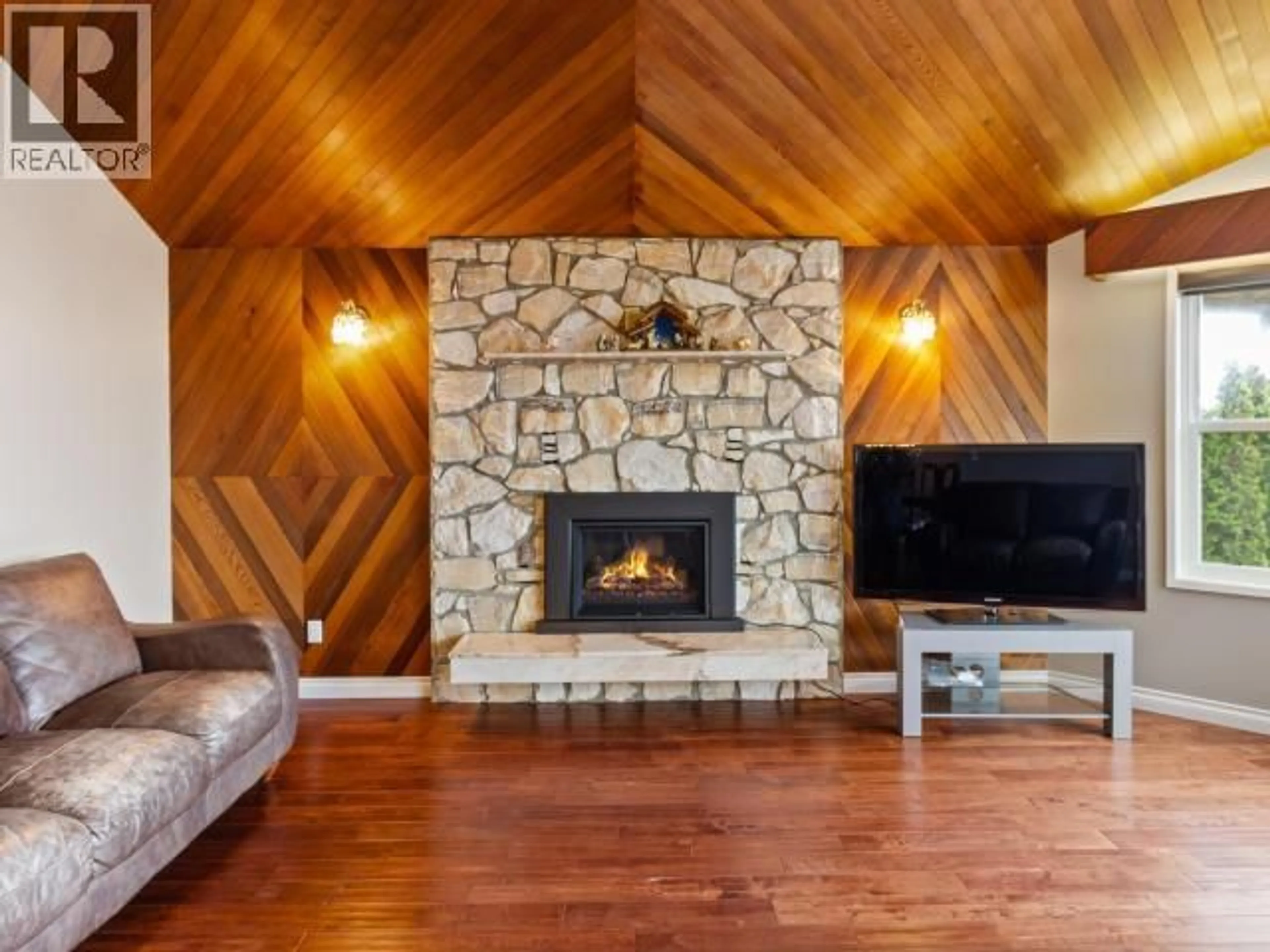 Living room with furniture, wood/laminate floor for 3826 TRAIL PLACE, Powell River British Columbia V8A5L3