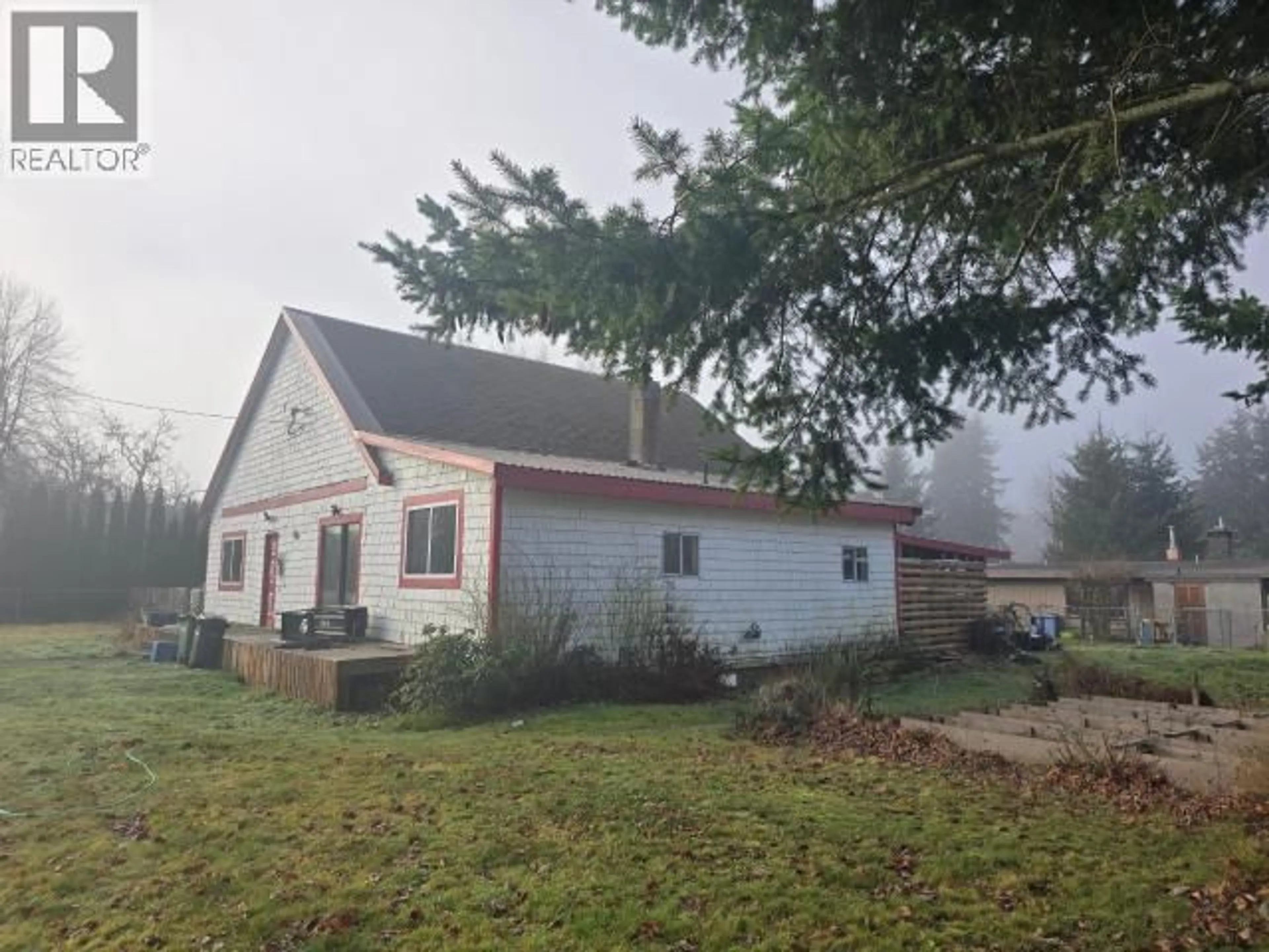 A pic from outside/outdoor area/front of a property/back of a property/a pic from drone, building for 6479 SUTHERLAND AVE, Powell River British Columbia V8A4W5
