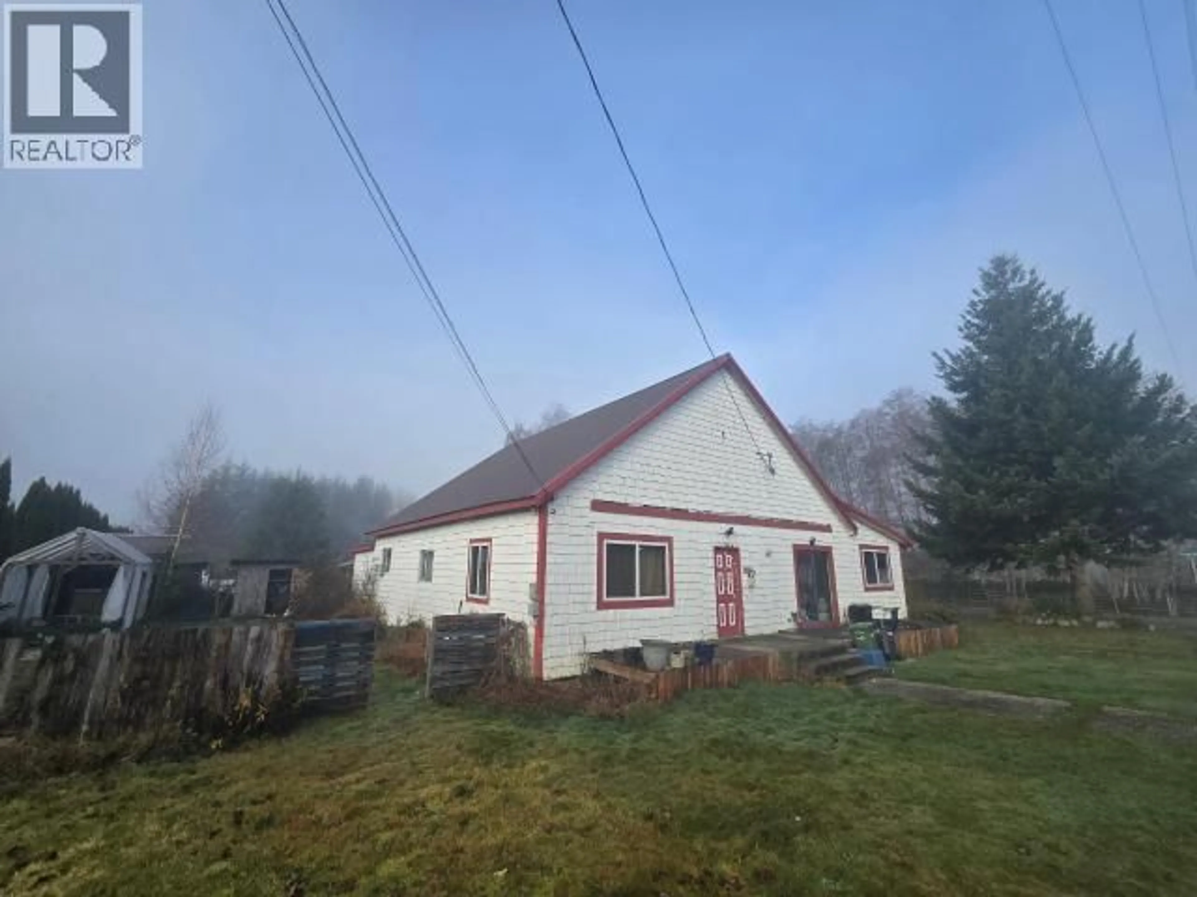 A pic from outside/outdoor area/front of a property/back of a property/a pic from drone, building for 6479 SUTHERLAND AVE, Powell River British Columbia V8A4W5