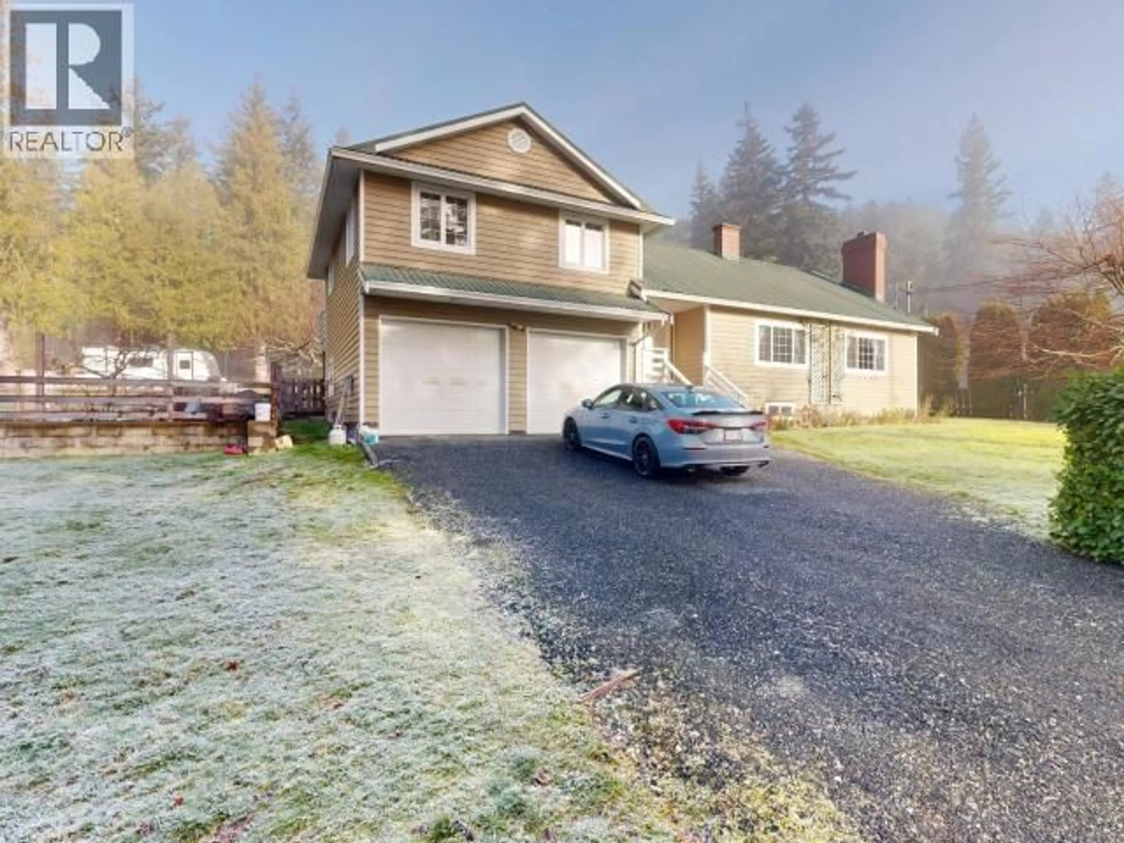 A pic from outside/outdoor area/front of a property/back of a property/a pic from drone, street for 7241 WARNER STREET, Powell River British Columbia