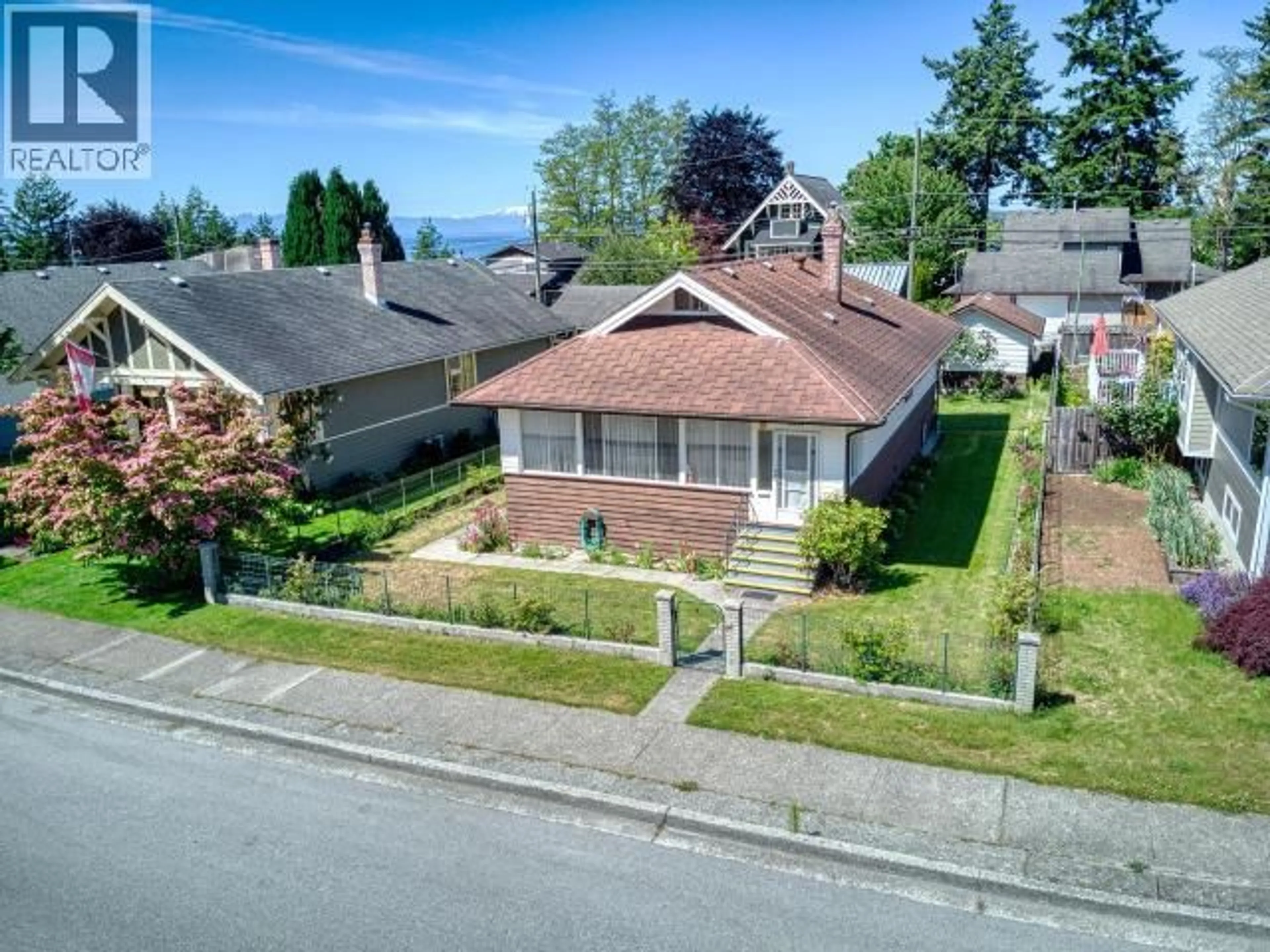 A pic from outside/outdoor area/front of a property/back of a property/a pic from drone, street for 5751 MAPLE AVE, Powell River British Columbia V8A4P1