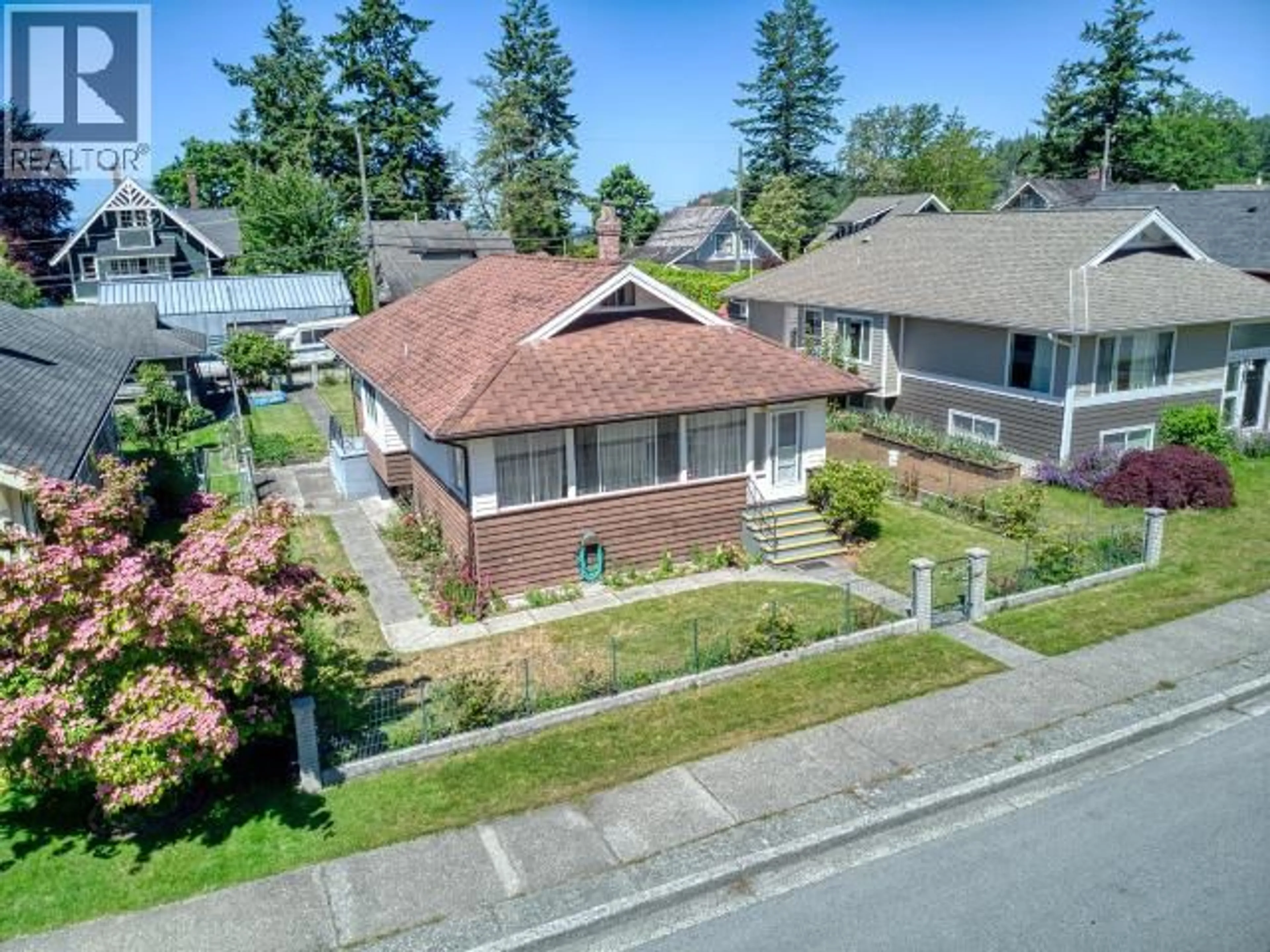 A pic from outside/outdoor area/front of a property/back of a property/a pic from drone, street for 5751 MAPLE AVE, Powell River British Columbia V8A4P1