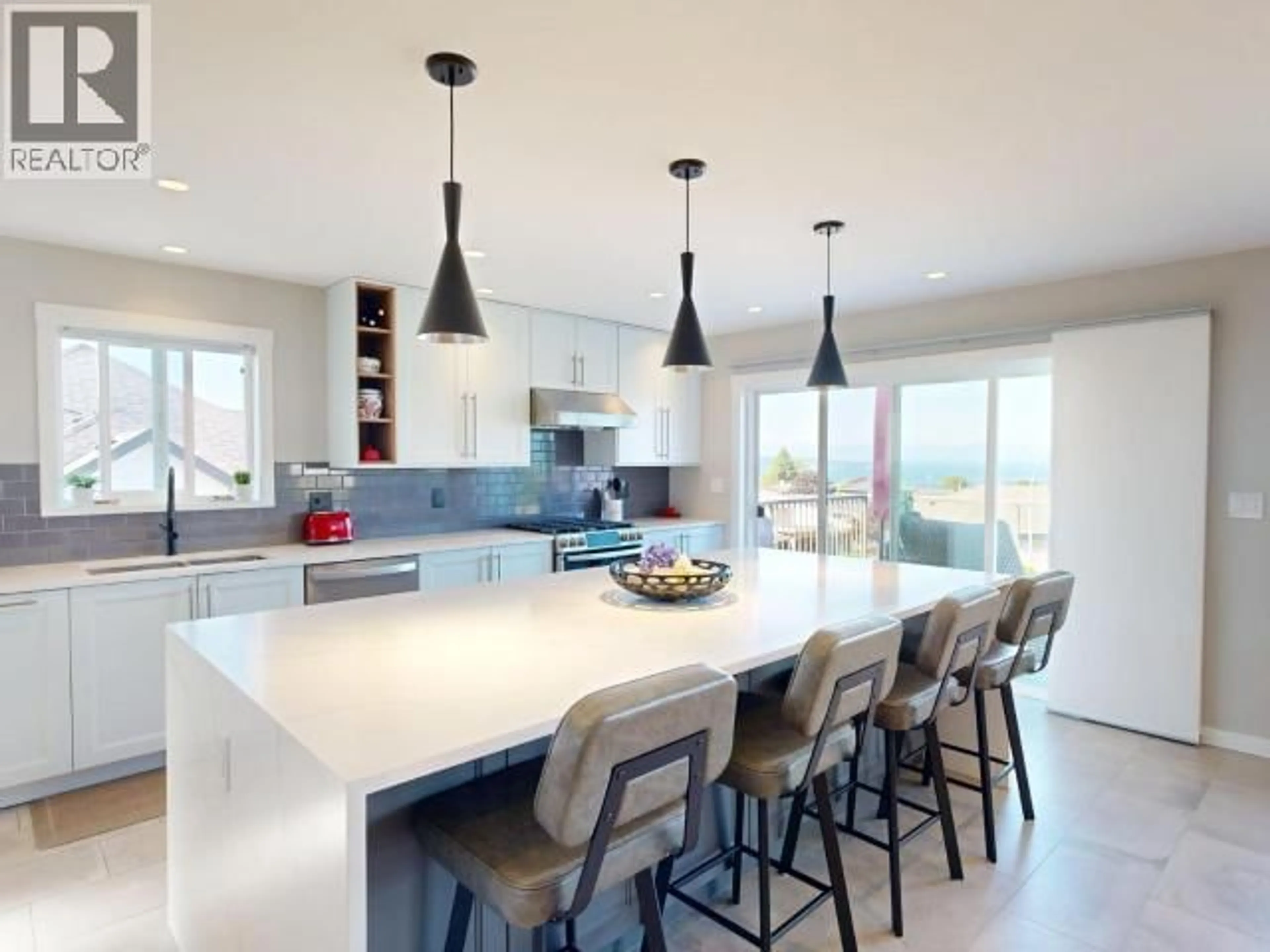 Contemporary kitchen, unknown for 3784 TRAIL PLACE, Powell River British Columbia V8A5L3