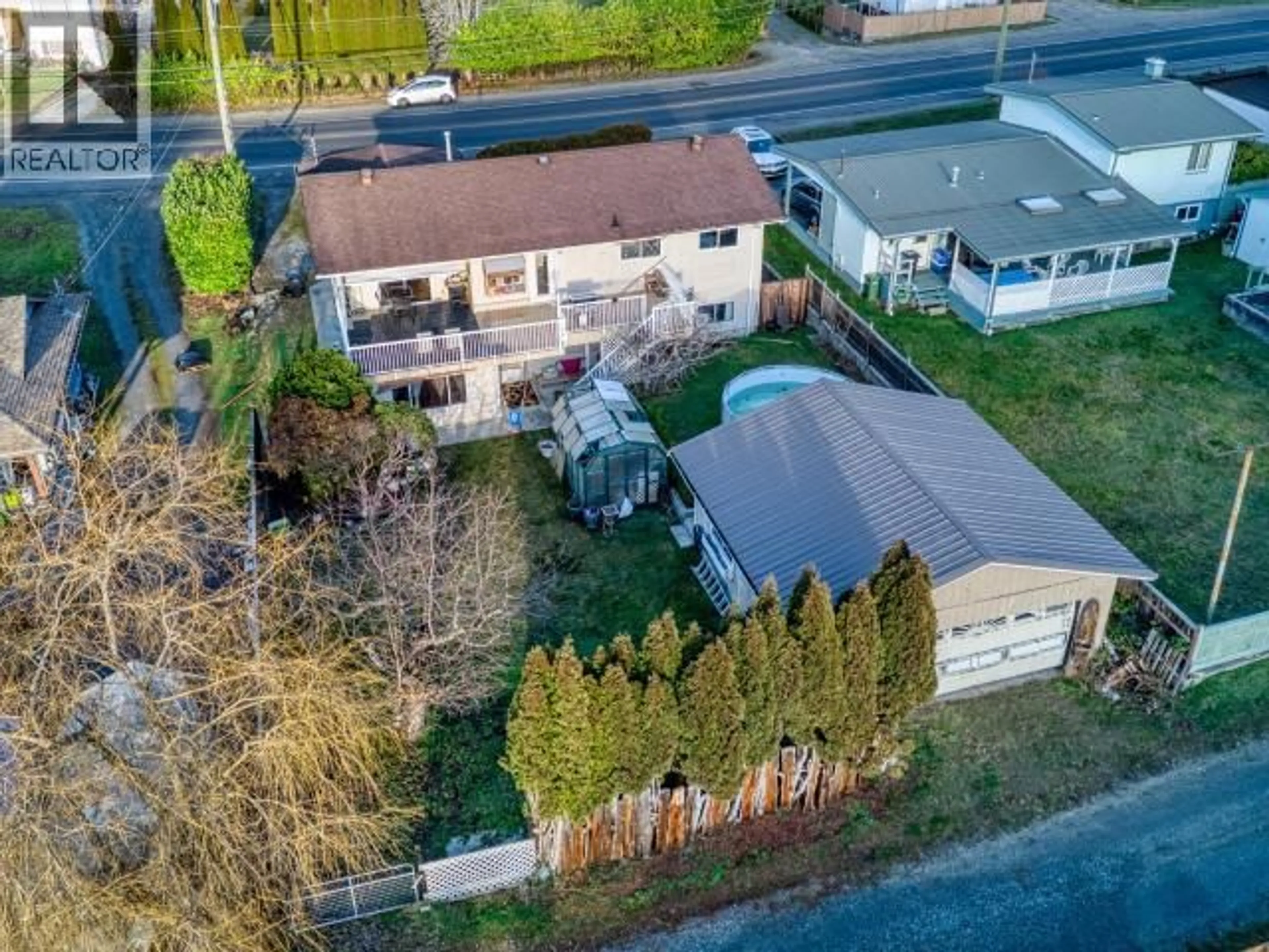 A pic from outside/outdoor area/front of a property/back of a property/a pic from drone, street for 5439 MANSON AVE, Powell River British Columbia V8A3R1