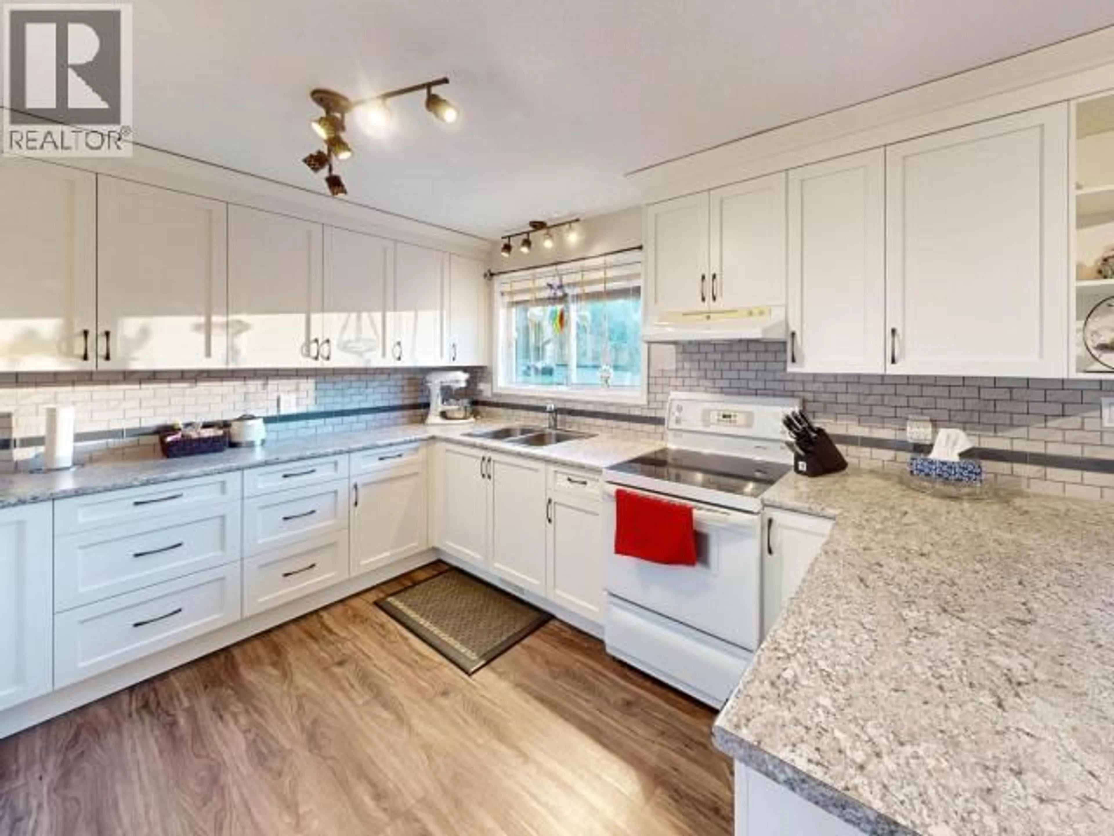 Open concept kitchen, ceramic/tile floor for 5439 MANSON AVE, Powell River British Columbia V8A3R1