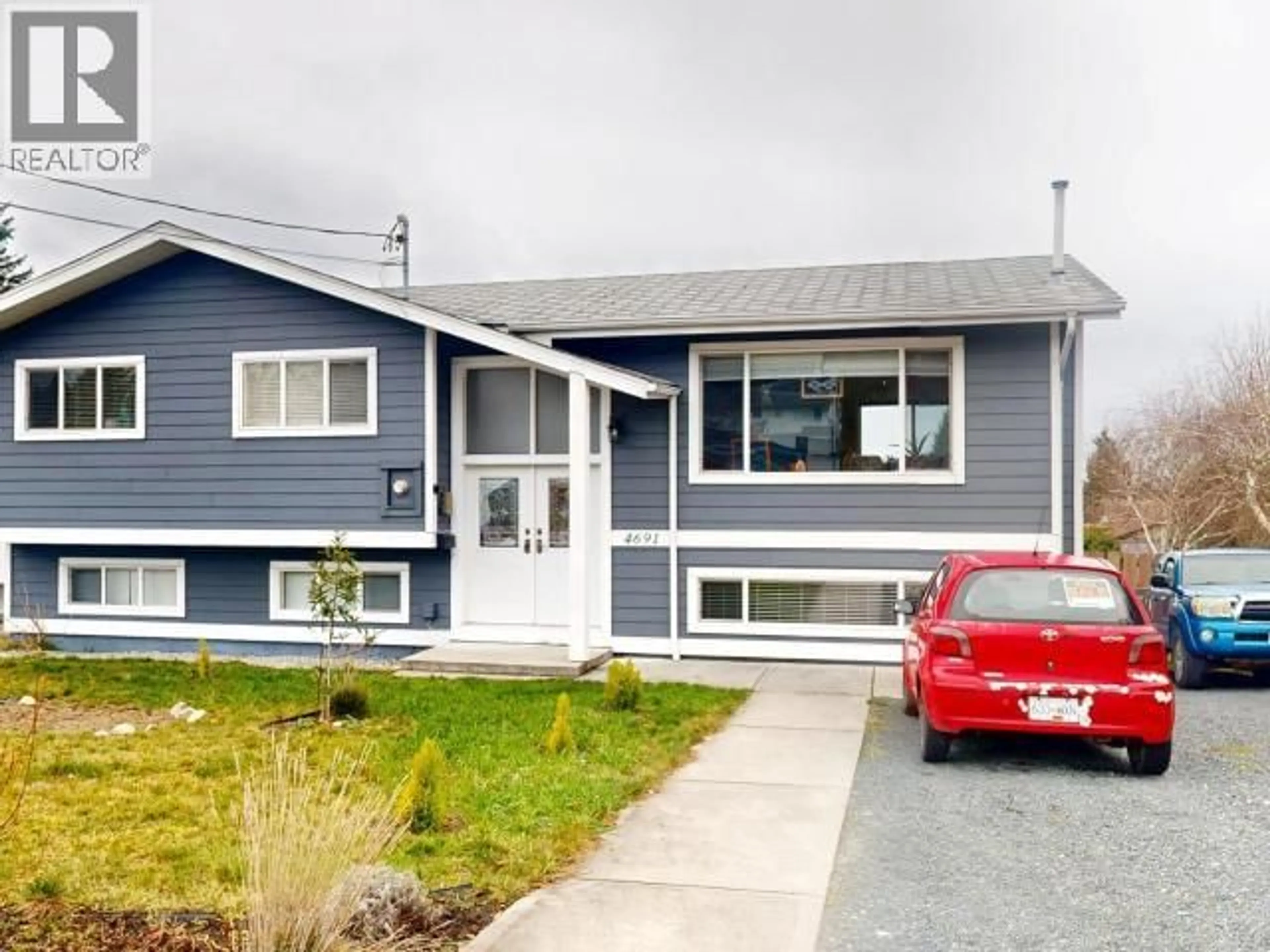 Home with vinyl exterior material, street for 4691 REDONDA AVE, Powell River British Columbia V8A5L7