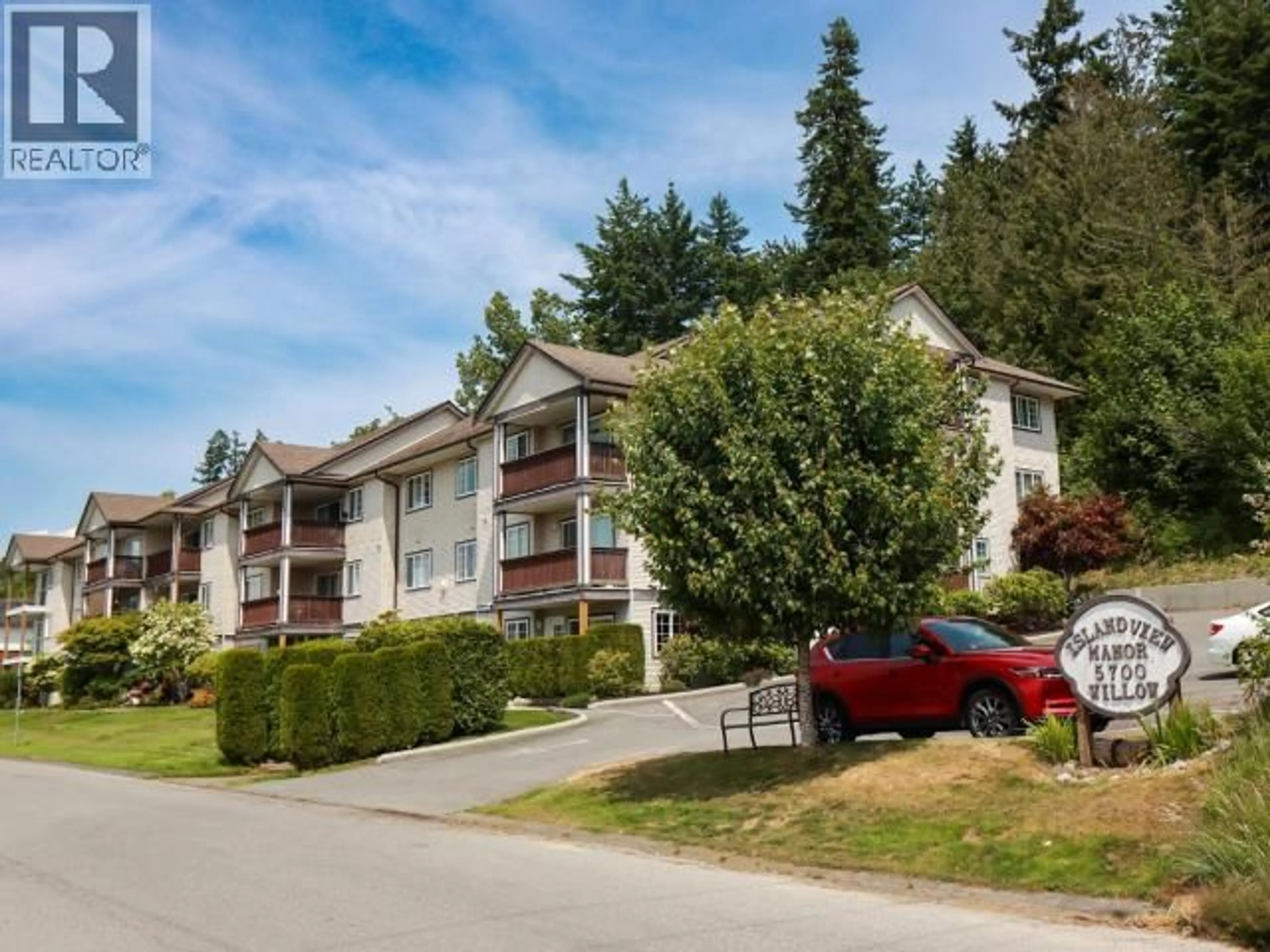 A pic from outside/outdoor area/front of a property/back of a property/a pic from drone, mountain view for 307 - 5700 WILLOW AVE, Powell River British Columbia V8A5T1