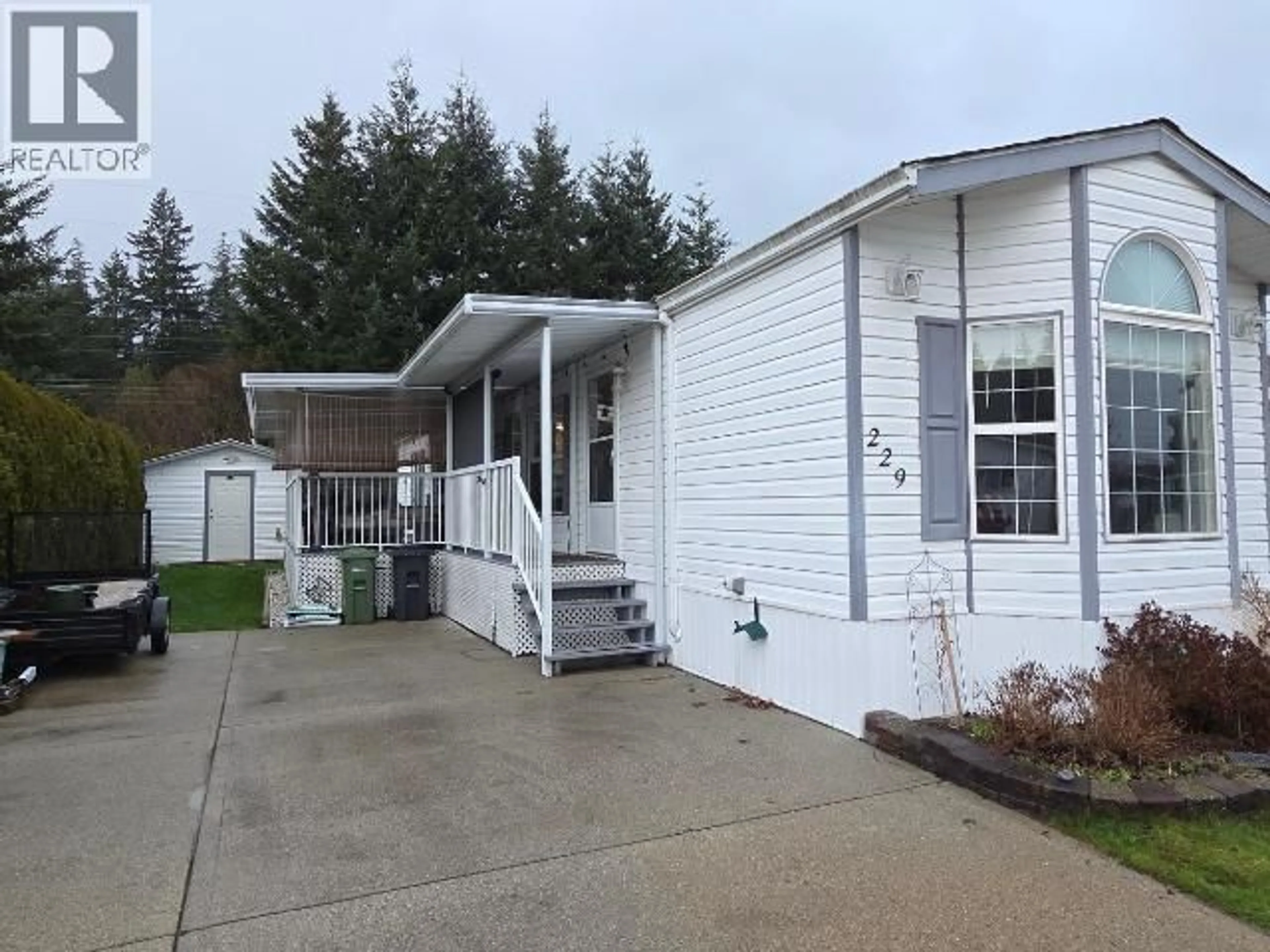 Home with vinyl exterior material, street for 7575 - 229 DUNCAN STREET, Powell River British Columbia V8A5L1