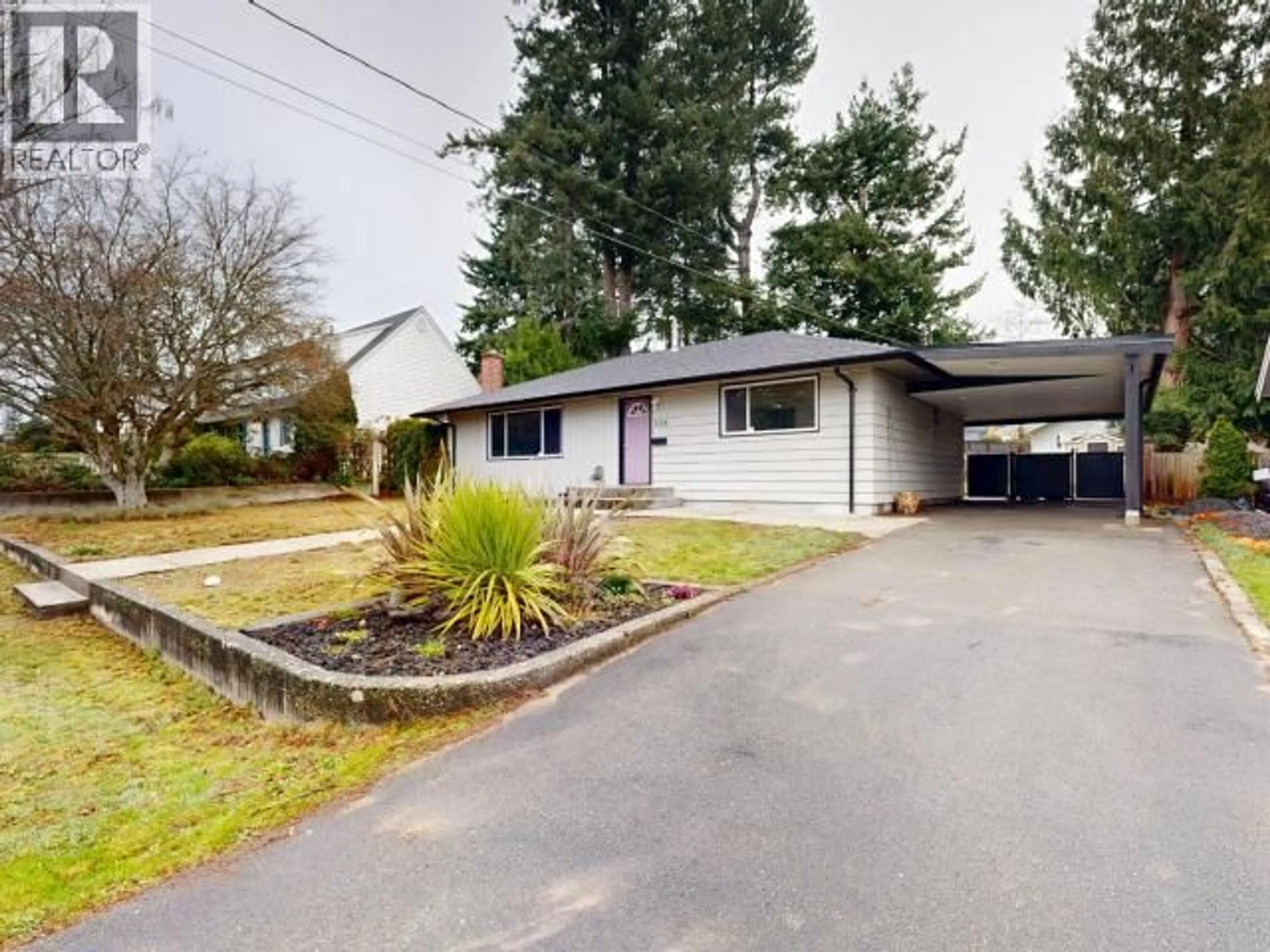 A pic from outside/outdoor area/front of a property/back of a property/a pic from drone, street for 3378 JOYCE AVE, Powell River British Columbia V8A2Y1