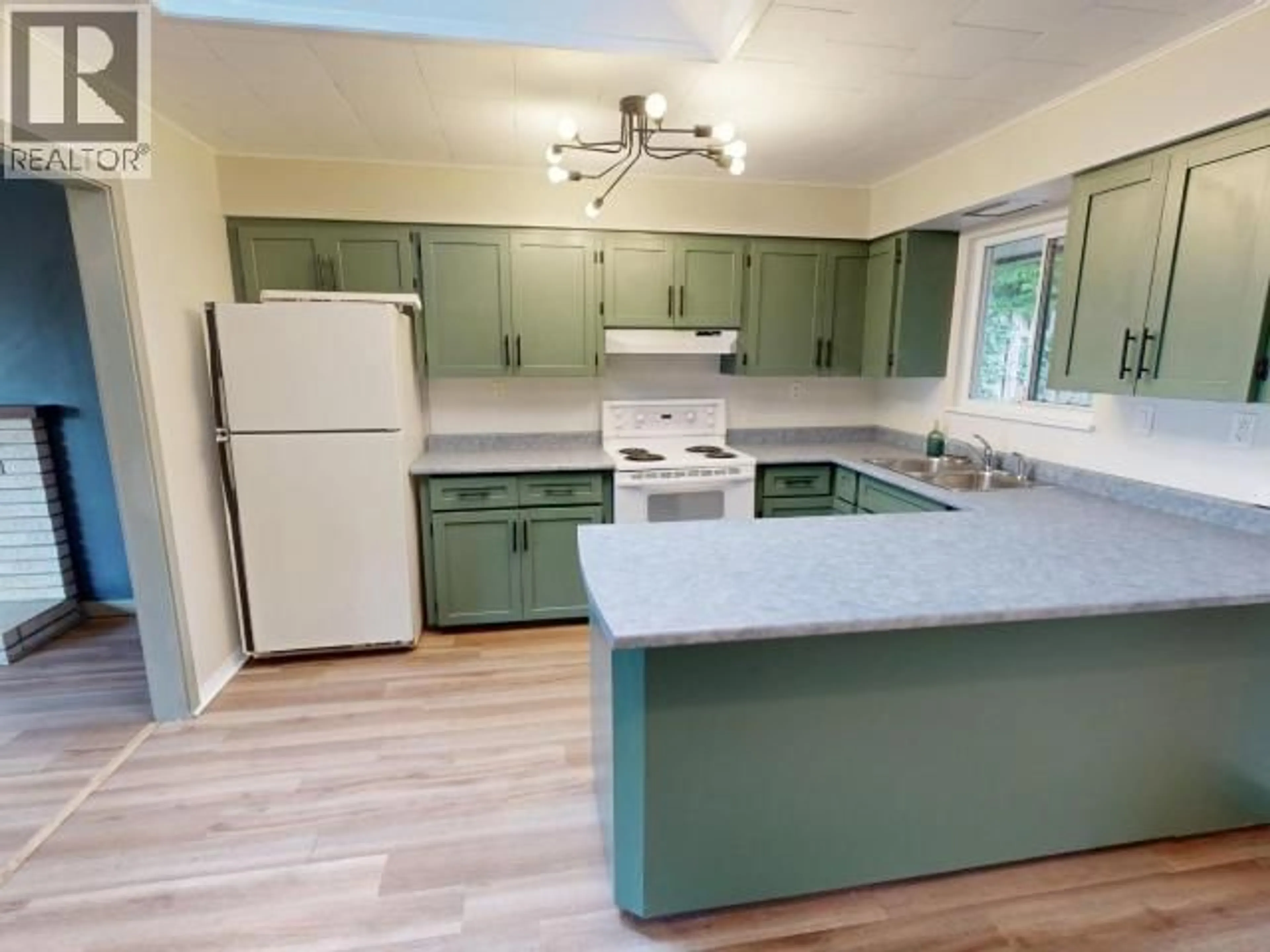 Standard kitchen, unknown for 3378 JOYCE AVE, Powell River British Columbia V8A2Y1