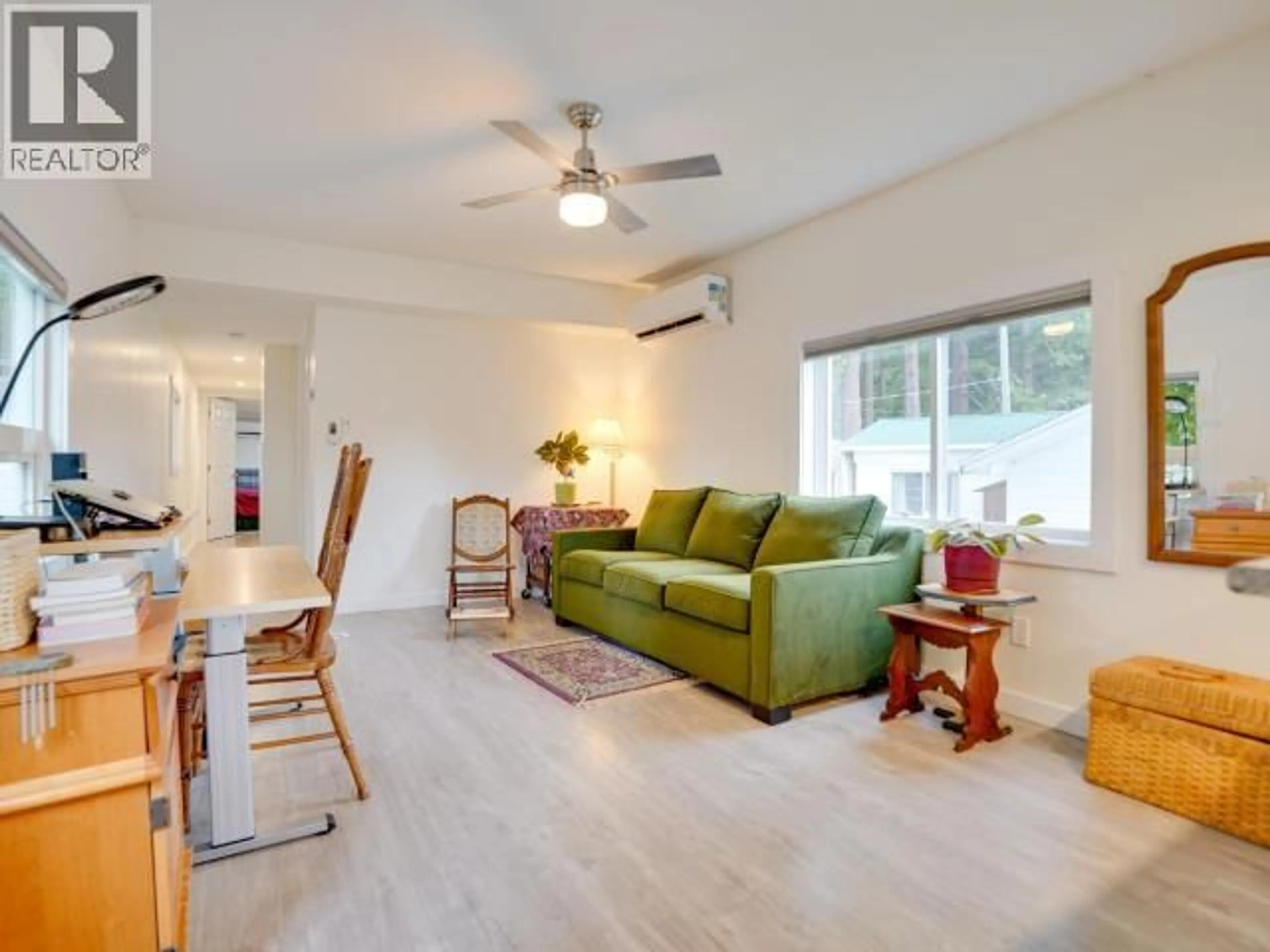 Living room with furniture, wood/laminate floor for 7 - 5455 BORDEN PLACE, Powell River British Columbia V8A3W1
