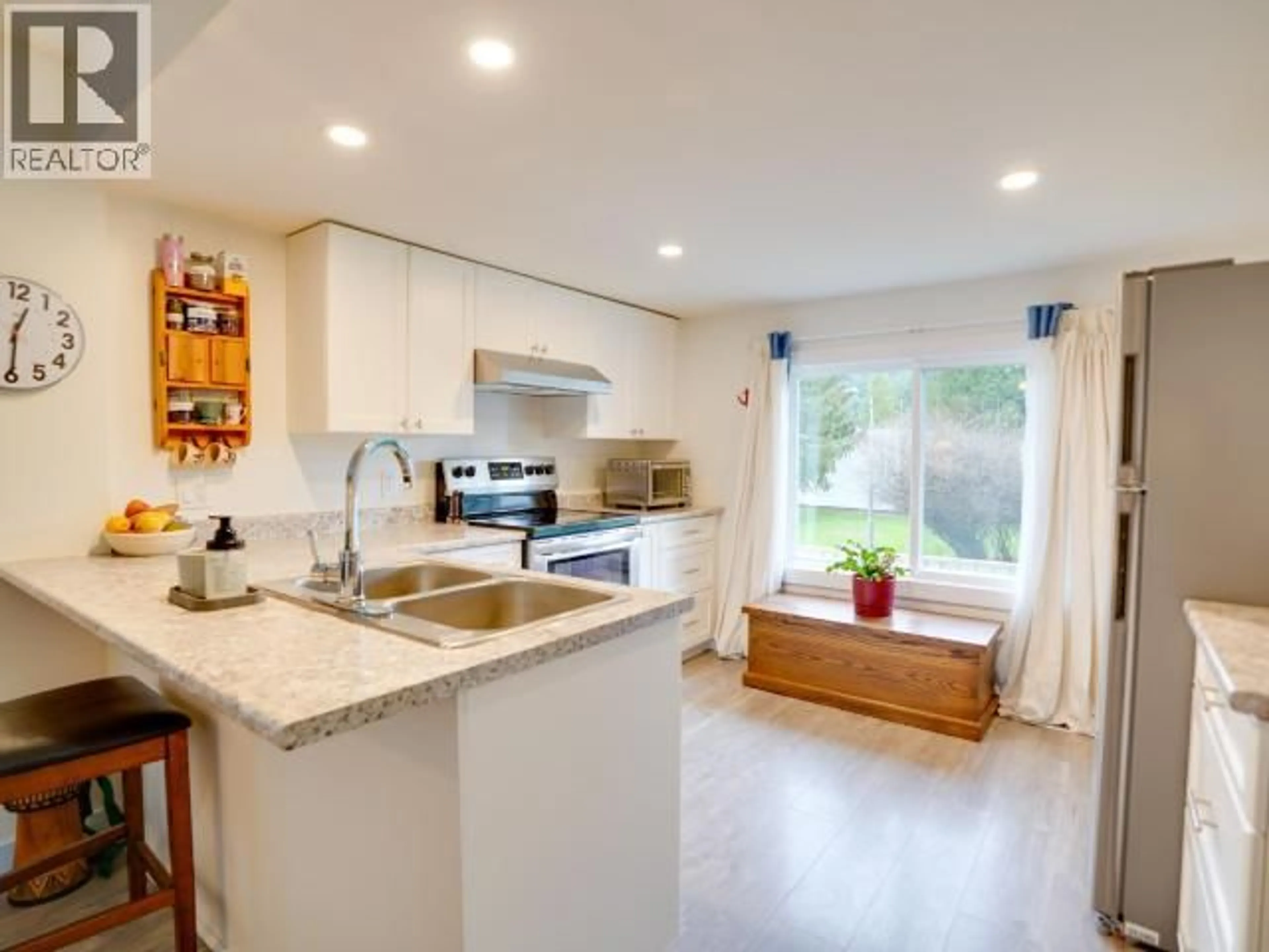 Open concept kitchen, ceramic/tile floor for 7 - 5455 BORDEN PLACE, Powell River British Columbia V8A3W1