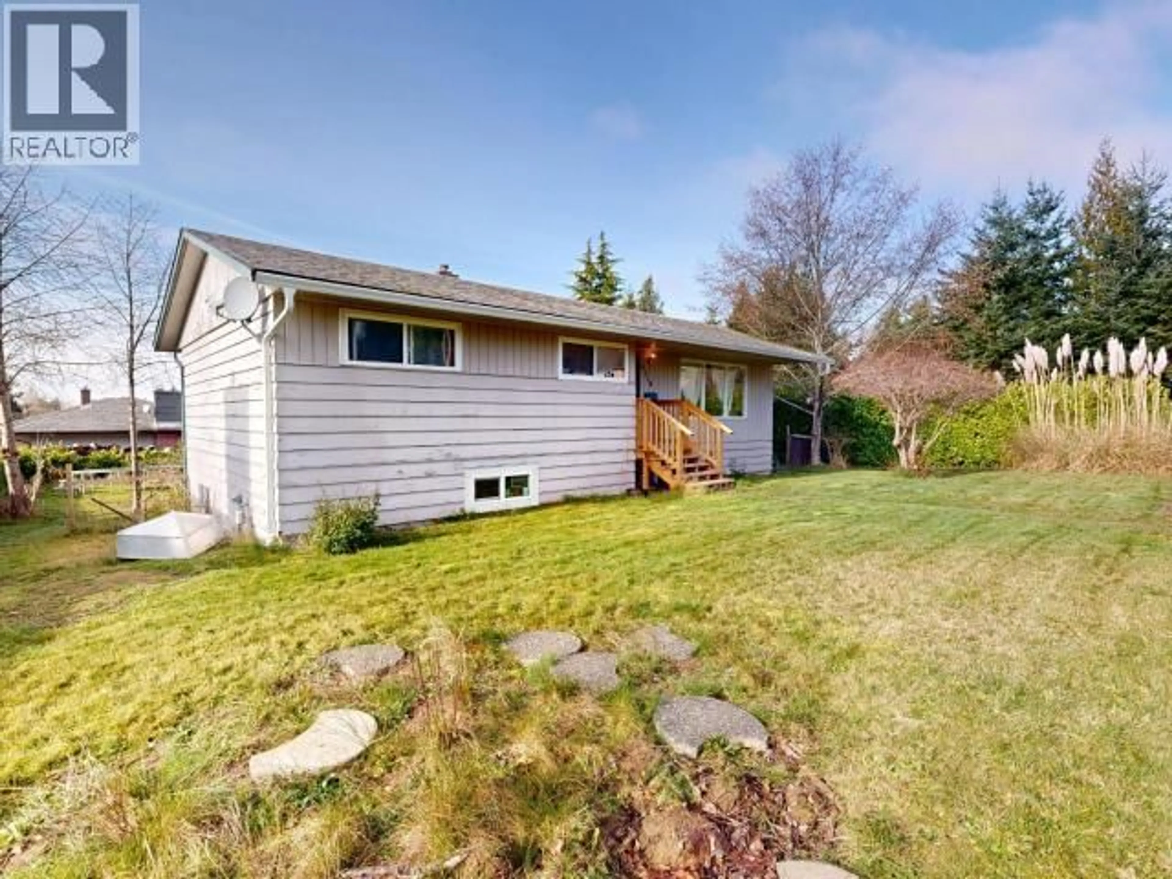 Home with vinyl exterior material, unknown for 6519 KING AVE, Powell River British Columbia