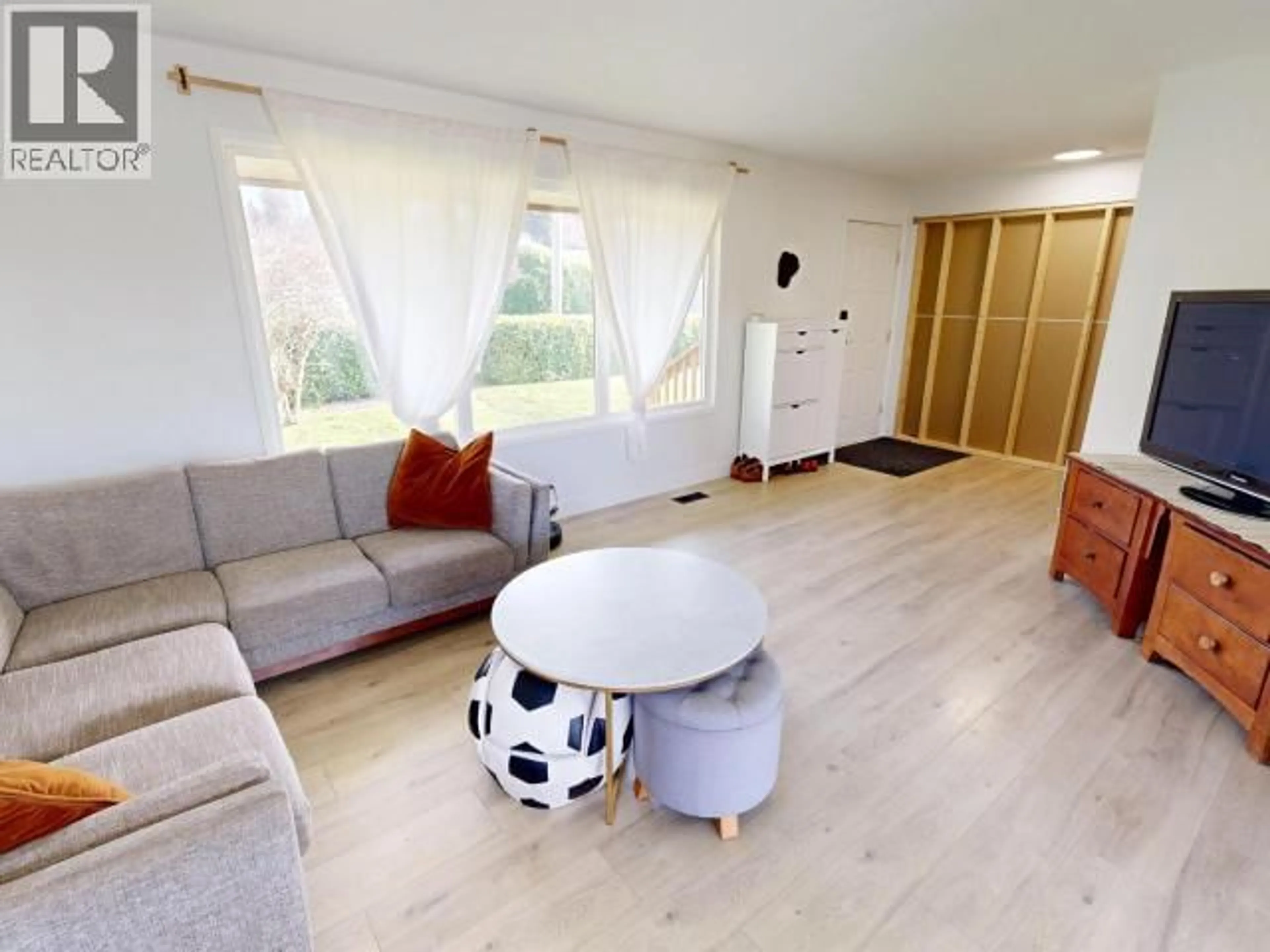 Living room with furniture, wood/laminate floor for 6519 KING AVE, Powell River British Columbia