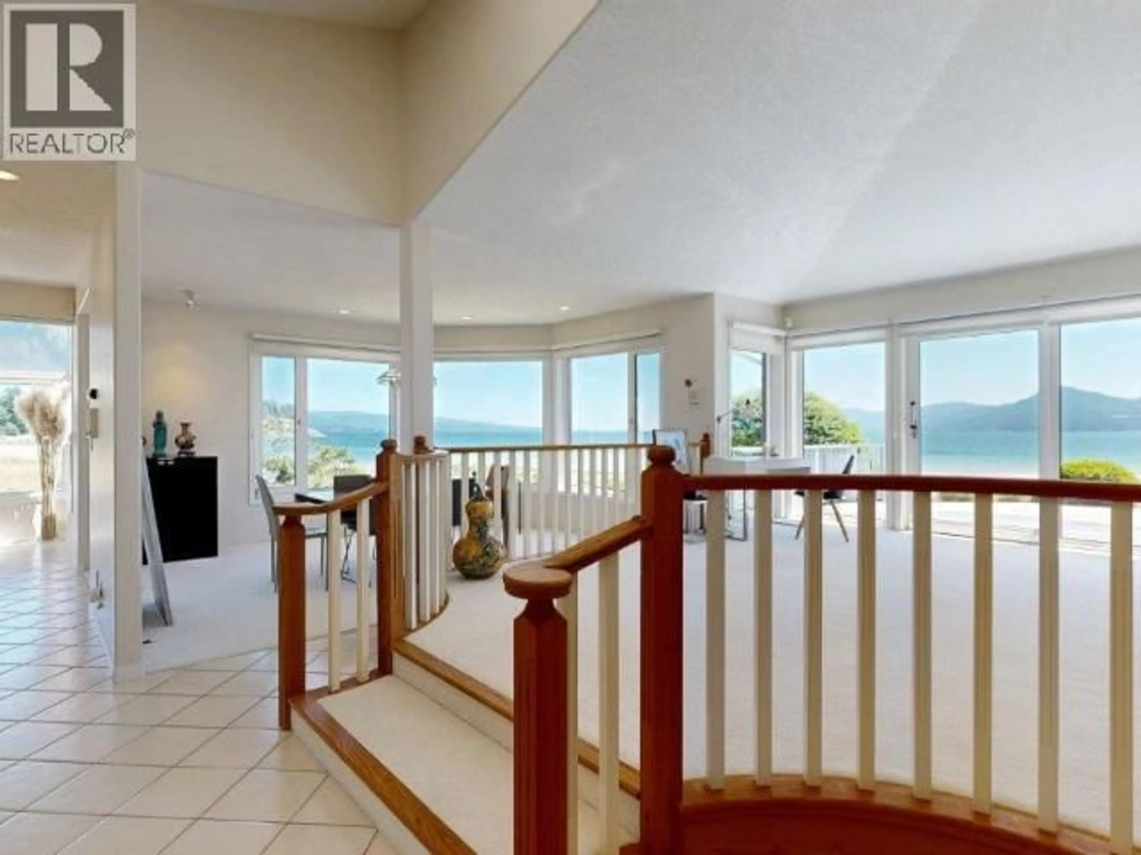 Indoor foyer for 10219 DOUGLAS BAY ROAD, Powell River British Columbia V8A0K7
