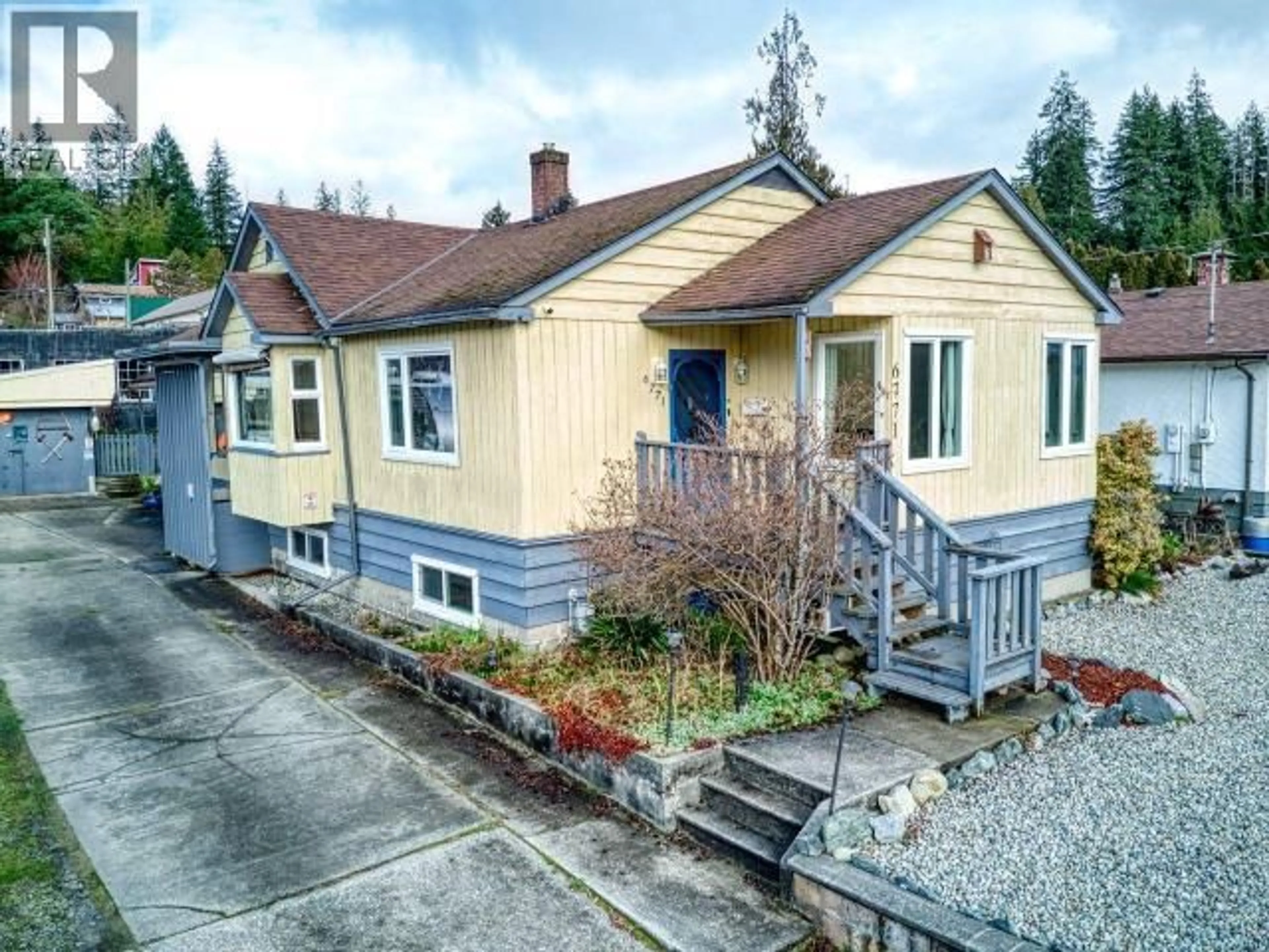 A pic from outside/outdoor area/front of a property/back of a property/a pic from drone, street for 6771 DRAKE STREET, Powell River British Columbia V8A3X8