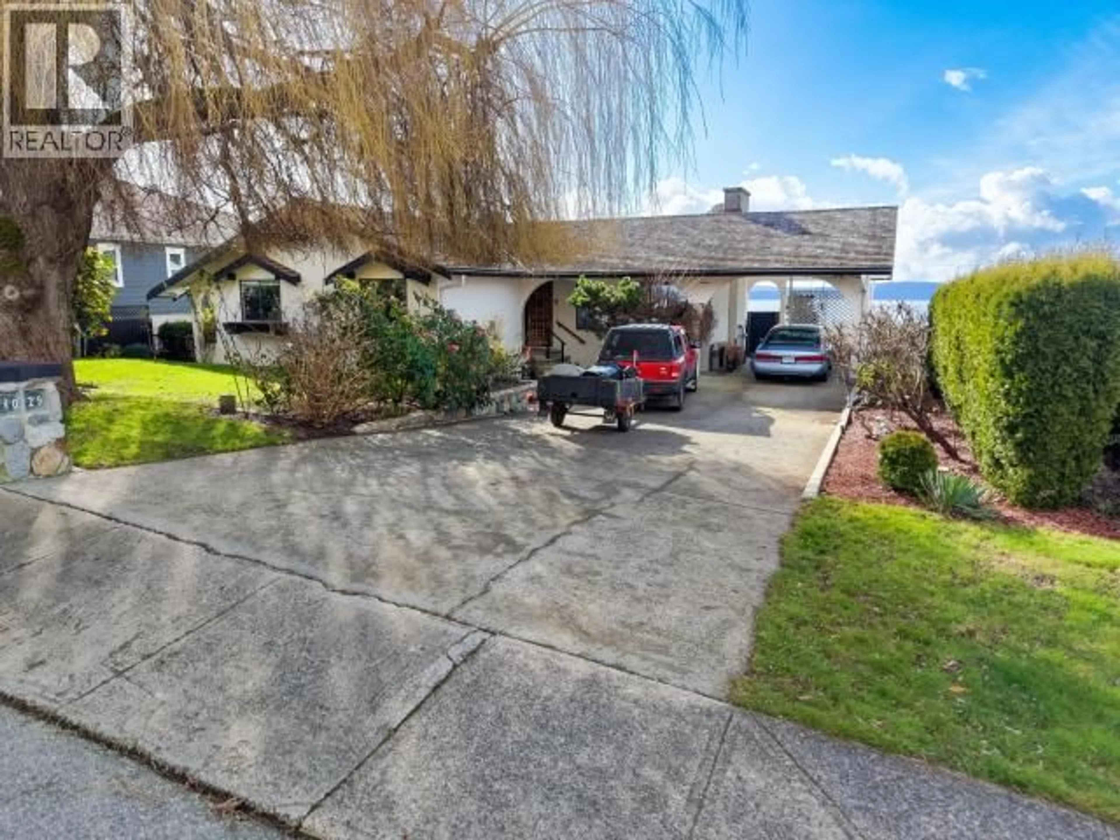 A pic from outside/outdoor area/front of a property/back of a property/a pic from drone, street for 4029 LYTTON AVE, Powell River British Columbia V8A5C6