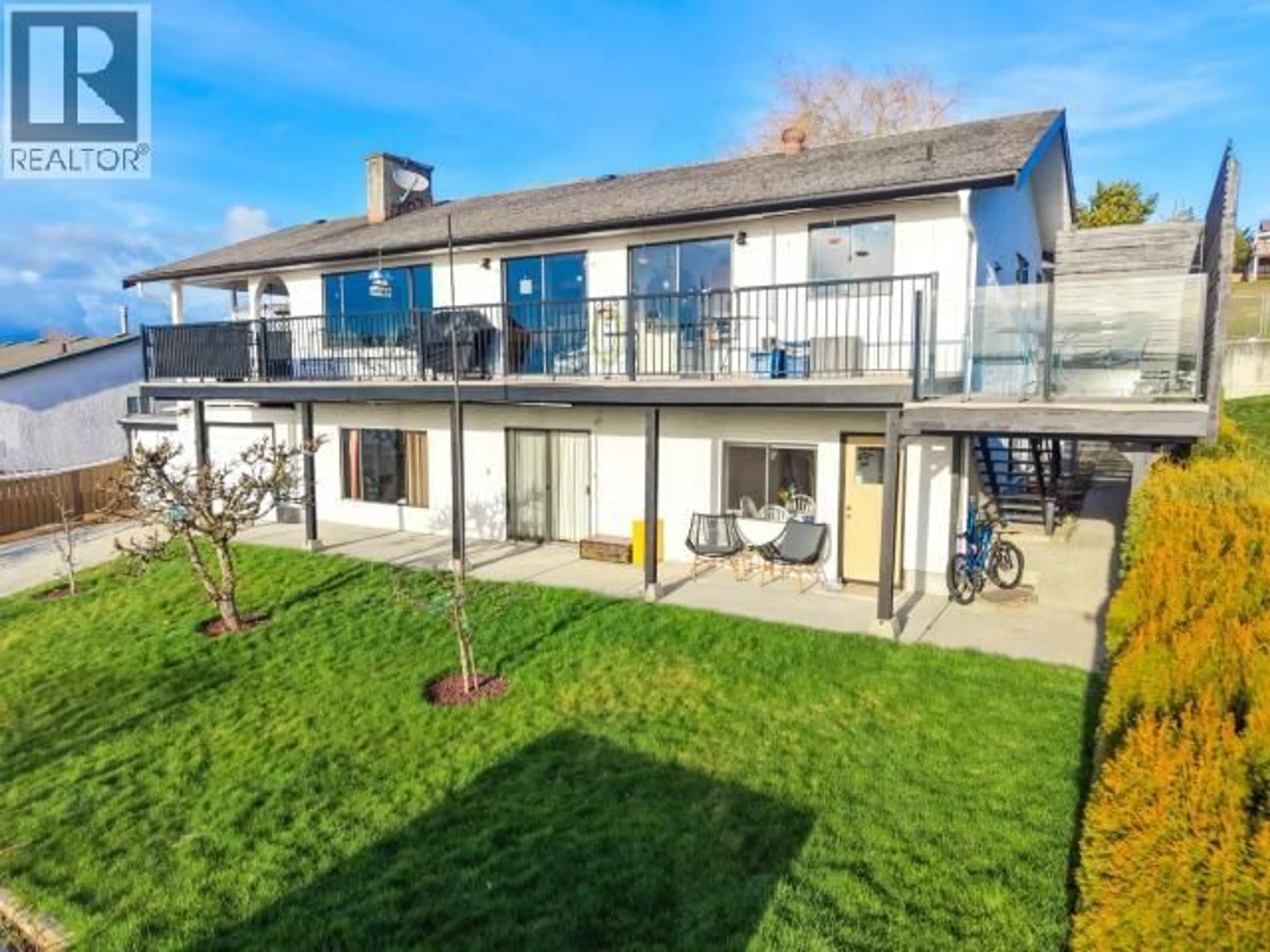 A pic from outside/outdoor area/front of a property/back of a property/a pic from drone, unknown for 4029 LYTTON AVE, Powell River British Columbia V8A5C6