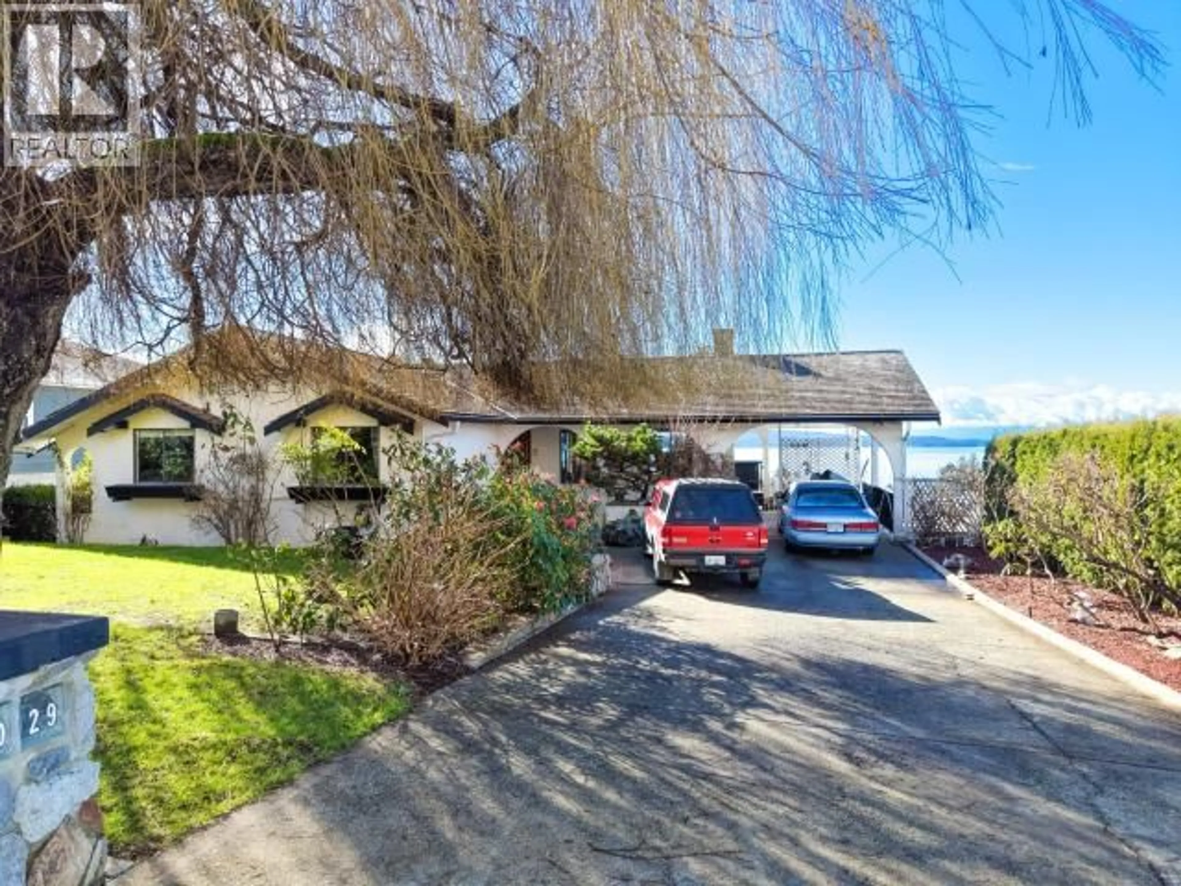 A pic from outside/outdoor area/front of a property/back of a property/a pic from drone, street for 4029 LYTTON AVE, Powell River British Columbia V8A5C6
