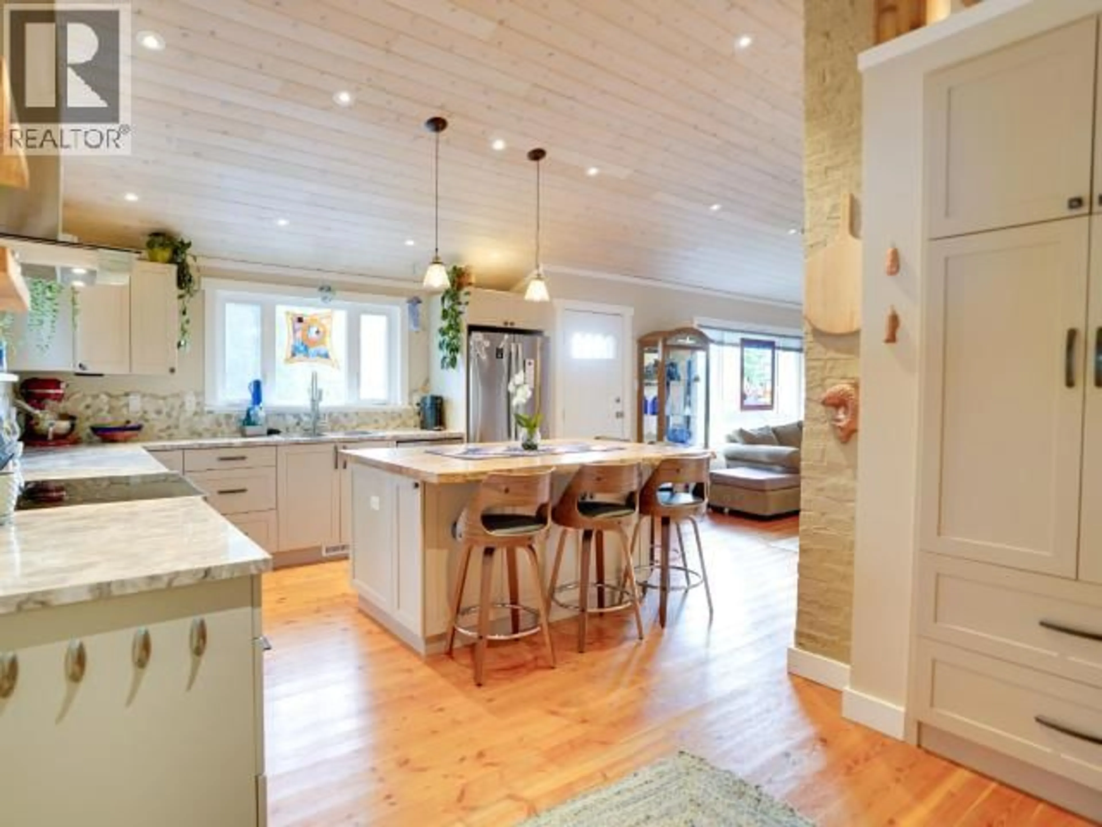 Open concept kitchen, unknown for 5515 PARK AVE, Powell River British Columbia