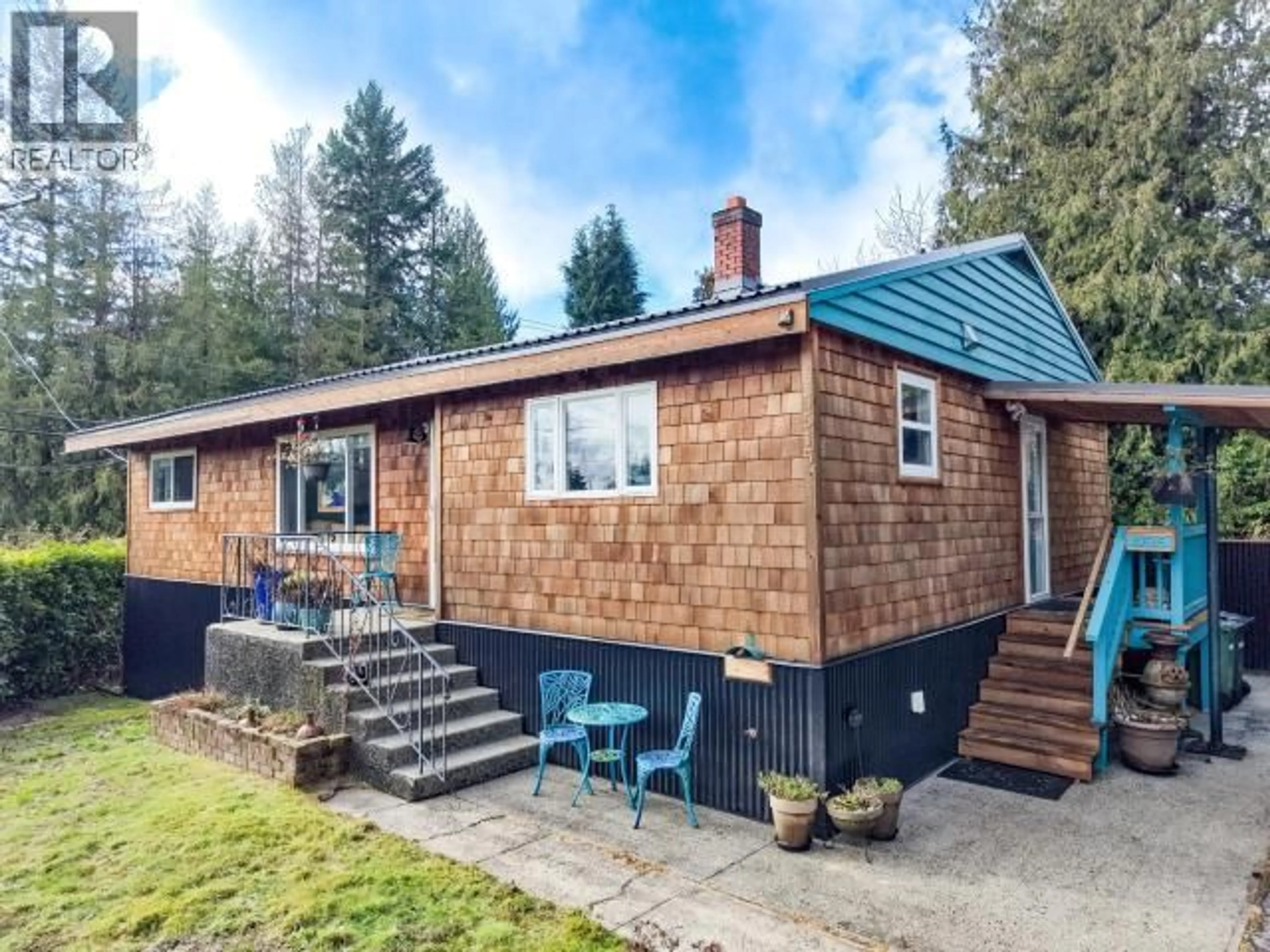 Home with vinyl exterior material, street for 5515 PARK AVE, Powell River British Columbia