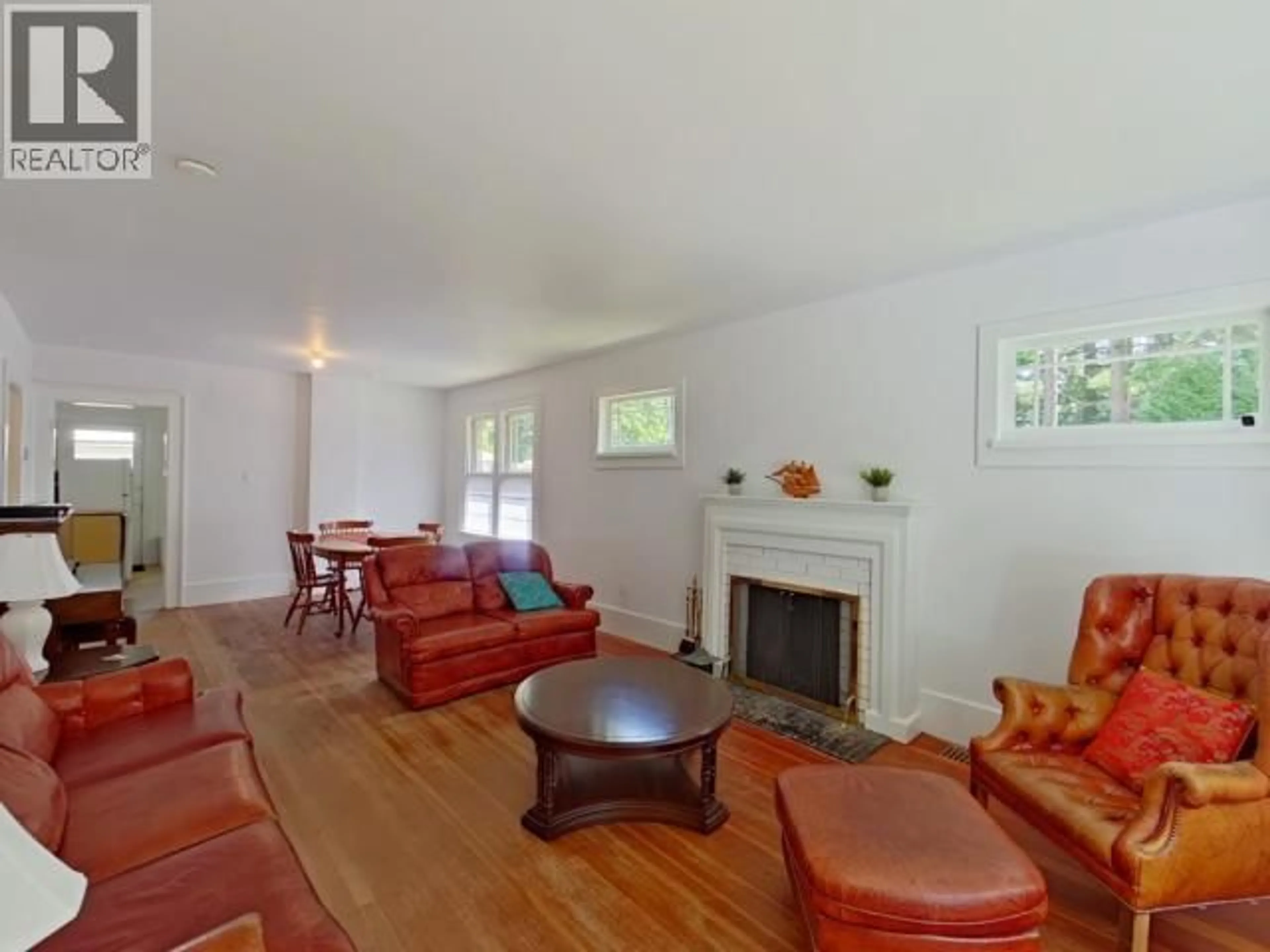 Living room with furniture, wood/laminate floor for 6237 LUND, Powell River British Columbia V8A4T2