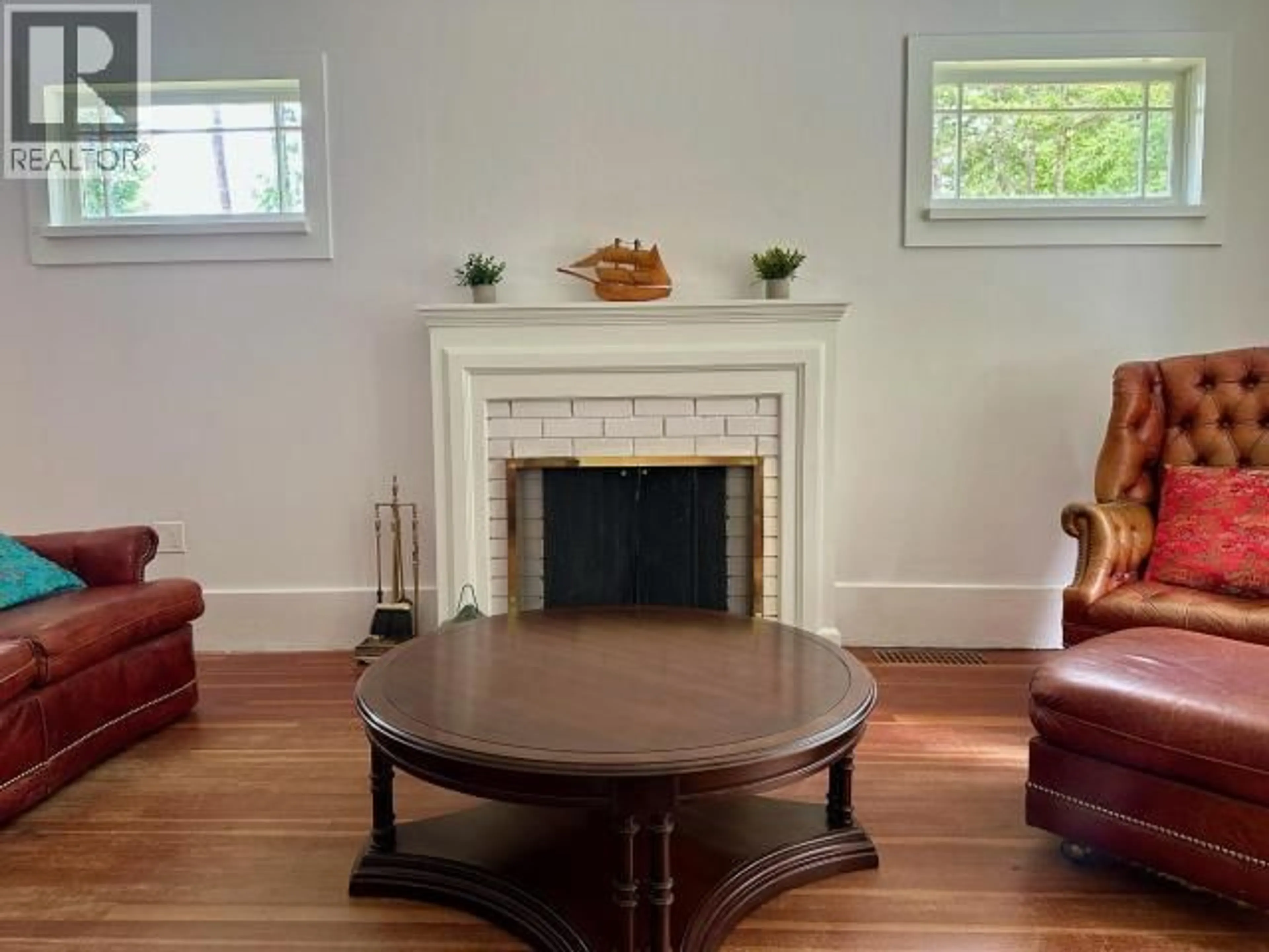 Living room with furniture, wood/laminate floor for 6237 LUND, Powell River British Columbia V8A4T2