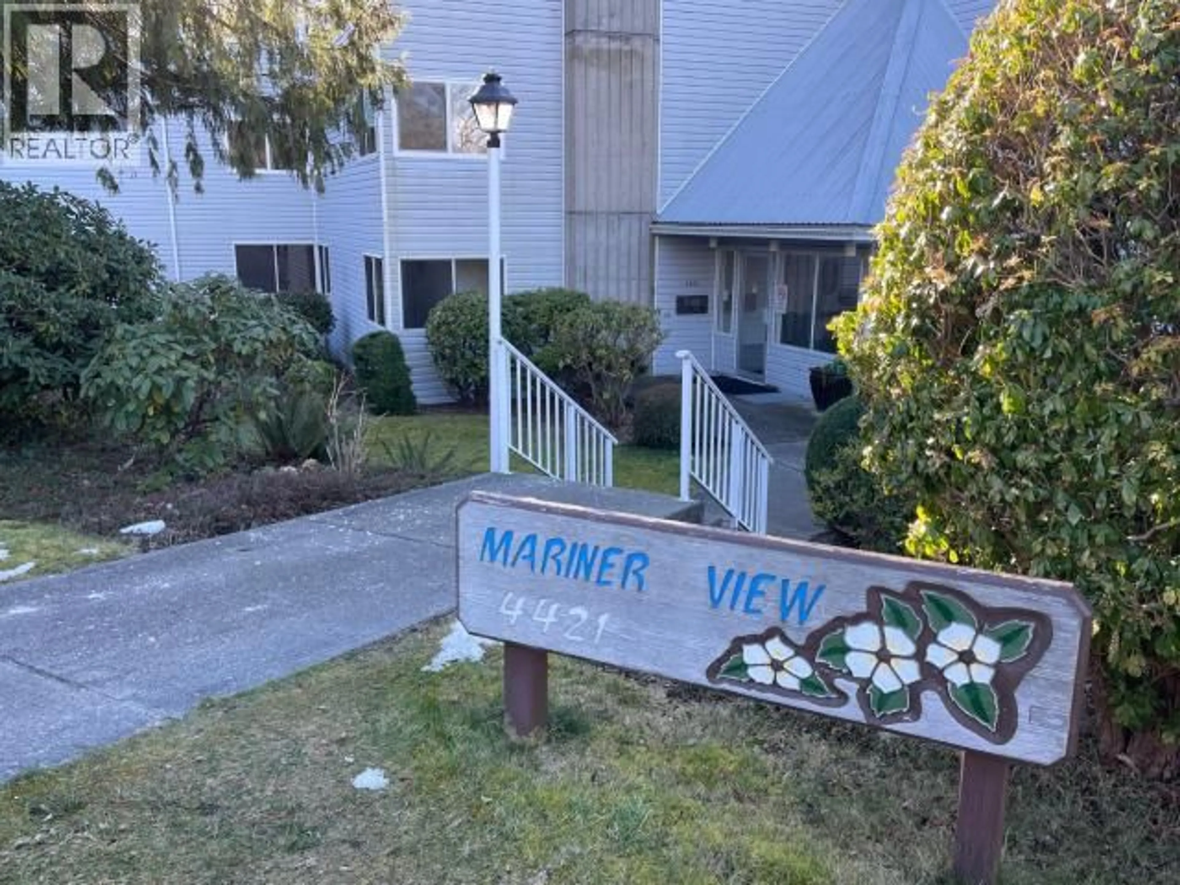 A pic from outside/outdoor area/front of a property/back of a property/a pic from drone, mountain view for 101 - 4421 ONTARIO AVE, Powell River British Columbia V8A5B6