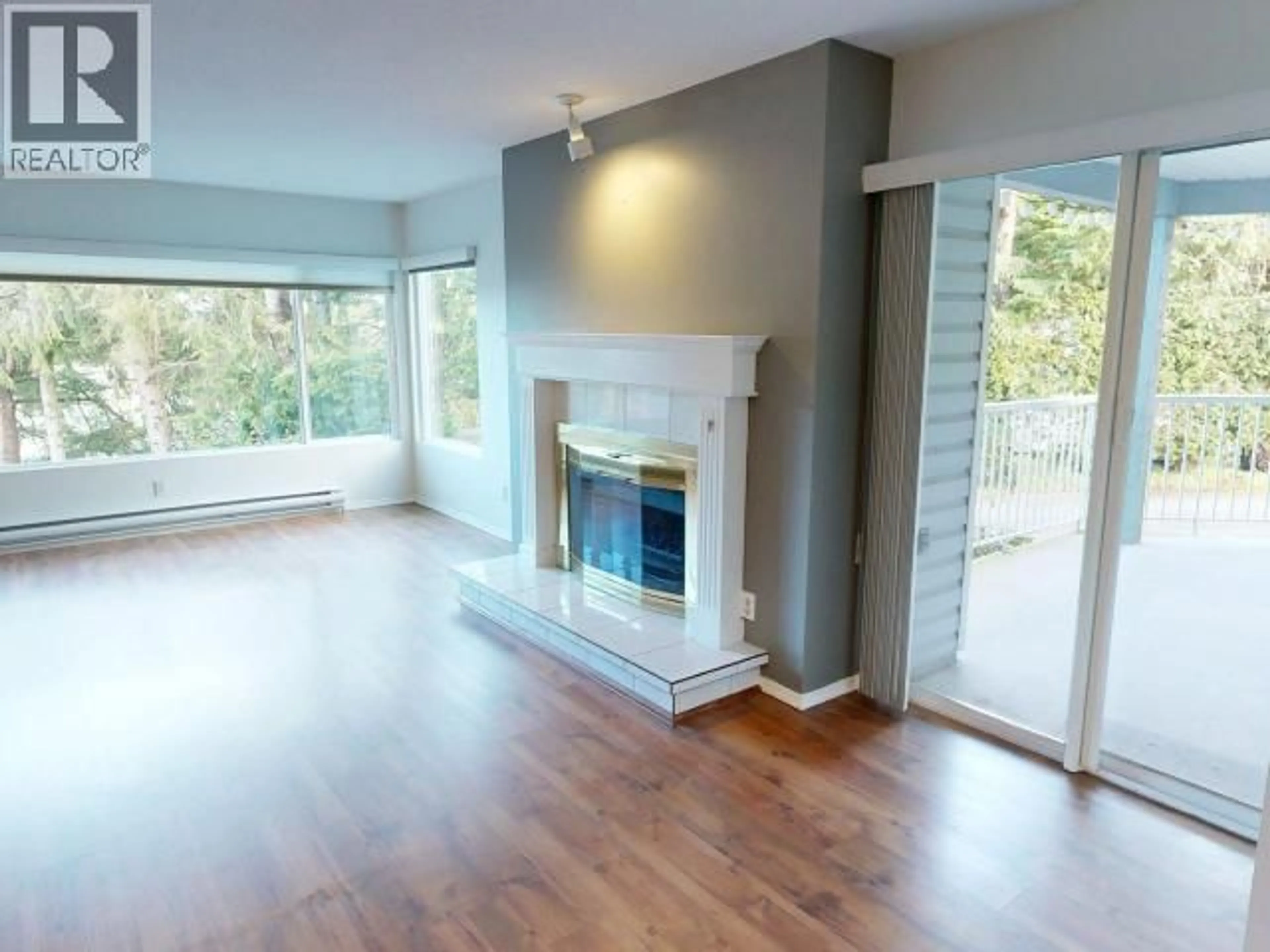 Living room with furniture, wood/laminate floor for 101 - 4421 ONTARIO AVE, Powell River British Columbia V8A5B6