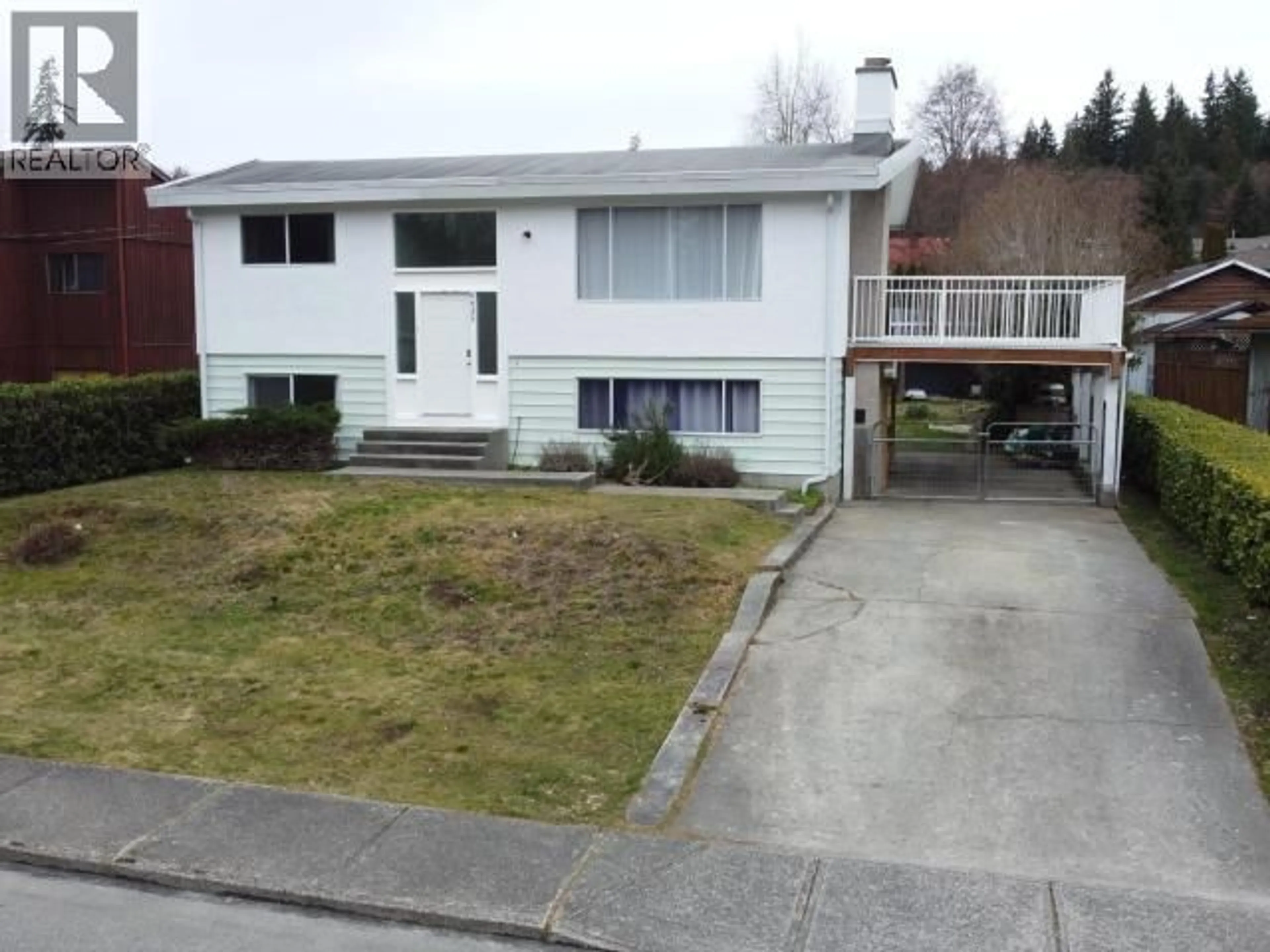 A pic from outside/outdoor area/front of a property/back of a property/a pic from drone, street for 6635 DRAKE STREET, Powell River British Columbia V8A3X6